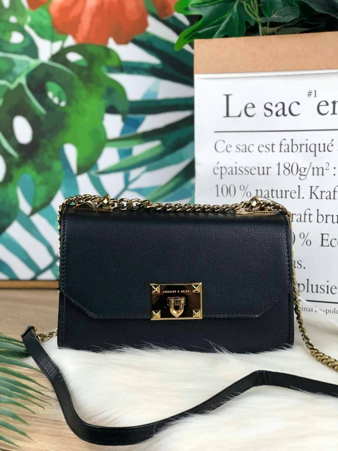 CHARLES & KEITH METAL PUSH LOCK CROSSBODY BAG รุ่นฮิตขายดีมีมาพร้อมส่งแล้วจ้า กับกระเ๋าสะพายไซส์น่ารัก วางอยู่ทรง เปิดปิดด้วย ตัวล็อกด้านหน้า ด้านในแบ่งเป็น 2 ช่องมีช่องซิปตรงกลาง จุของได้เยอะพอควรเลยค่ะ ใส่ iPhone plus ได้สบายๆ และของจุกจิกที่จำเป็น รุ่น