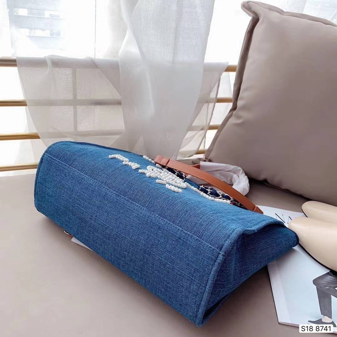 Chanel Shopping Bag VIP Gift denim canvas and leather กระเป๋าผ้าแคสวาส งานปักมุกหรูหรามาก เกินเรื่องมาก ดูแพงสุด!! งานแพงงานสวยจ้า ใบใหญ่จุใจใส่ของได้เยอะ ตามคำเรียกร้อง ถือชิคๆๆ เหมาะกับSummerสุดๆ มีใบเดียวจบ สวยหรูคุณนายสุดๆเลิศมากค่า