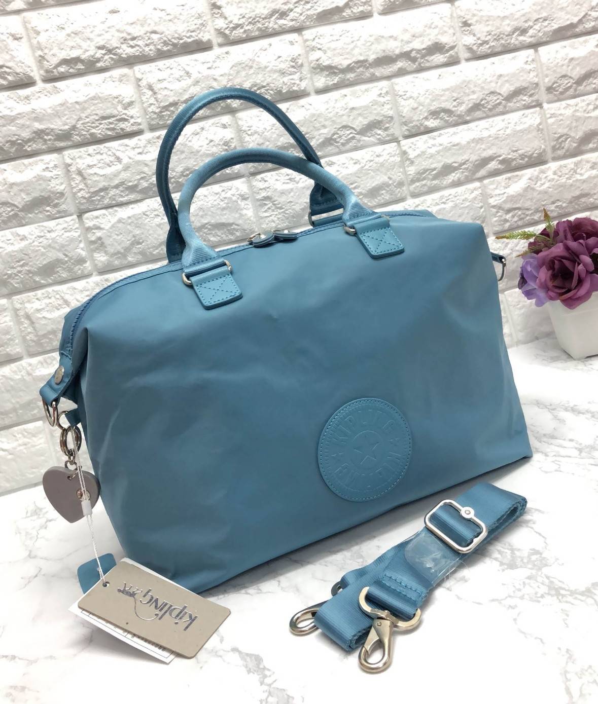 Kipling Tiram Handbag 2018 (Kipling oem factory HK.) กระเป๋าถือหรือสะพายขนาดกลาง วัสดุ nylon กันน้ำในระดับนึงค่ะ เปิดปิดกระเป๋าแบบซิปคู่ ภายใน กระเป๋าโล่งกว้าง มีข่องซิป และช่องเล็ก และช่องขนาดกลาง เสริมนวมกันกระแทก พร้อมสายห้อยกุญแจ ด้านข้างกระเป๋า สามาถ