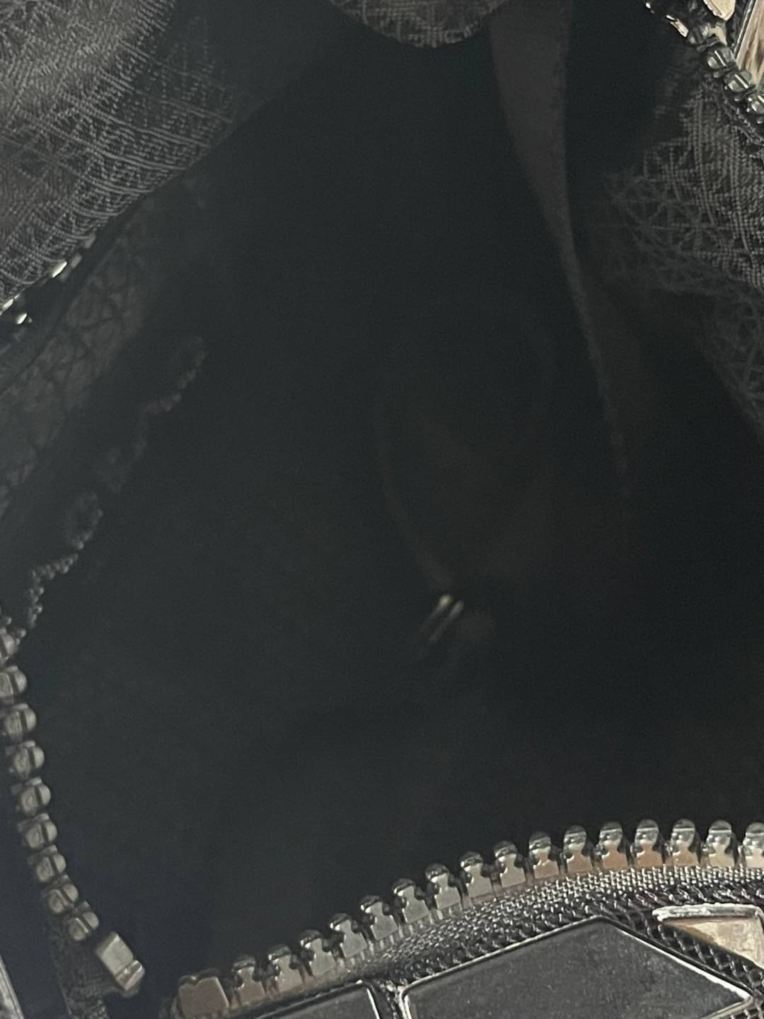 BAOBAO Issey Miyake CARTON GLOSS SHOULDER BAG มาในไซส์ขนาดกะทัดรัด โดดเด่นด้วยดีไซน์อันเป็นเอกลักษณ์ของแบรนด์ ที่สำคัญน้ำหนักเบา