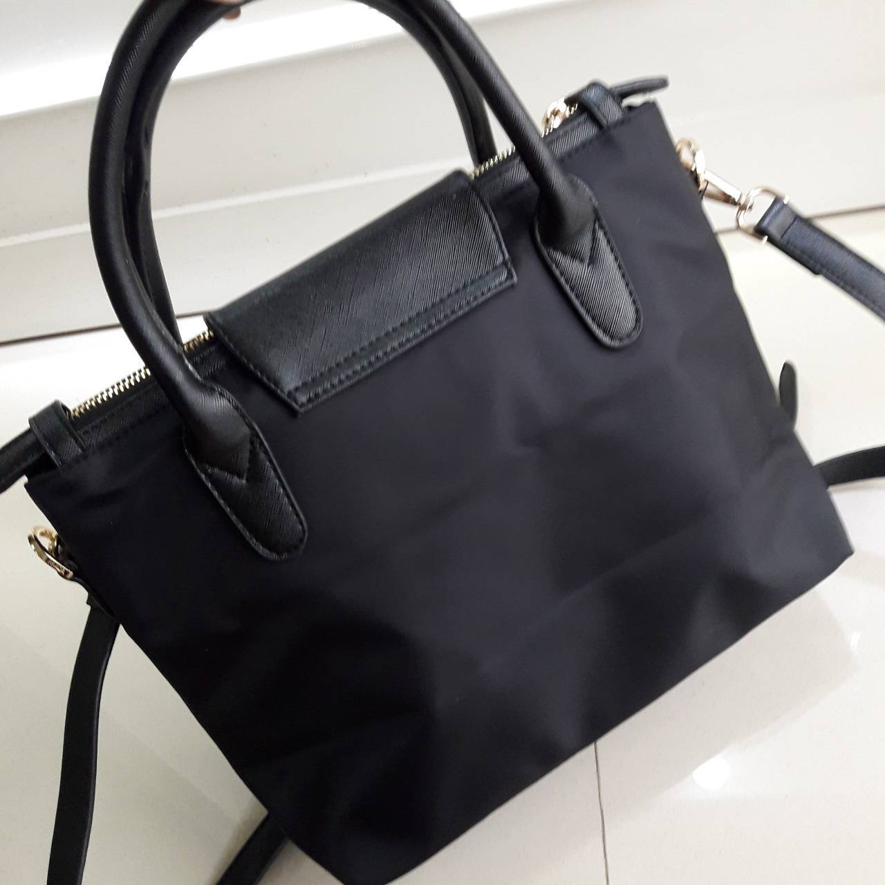 งานพรีเมี่ยมกิ้ฟ จากเคาเตอร์ต่างประเทศนะคะ 🎄🎄 พร้อมส่งครบ 3 สี **ทรงสวยมาก งานพรีเมี่ยมกิ้ฟ รุ่น Limited edition จากแบรนด์ PRADA มาค่า เป็น กระเป๋าผ้าไนล่อน Longchamp Style ใบนี้มีสายยาวให้คะ **เลิศมาก ขนาดกำลังดีคะ ตัวกระเป๋าเบามาก ใช้แล้