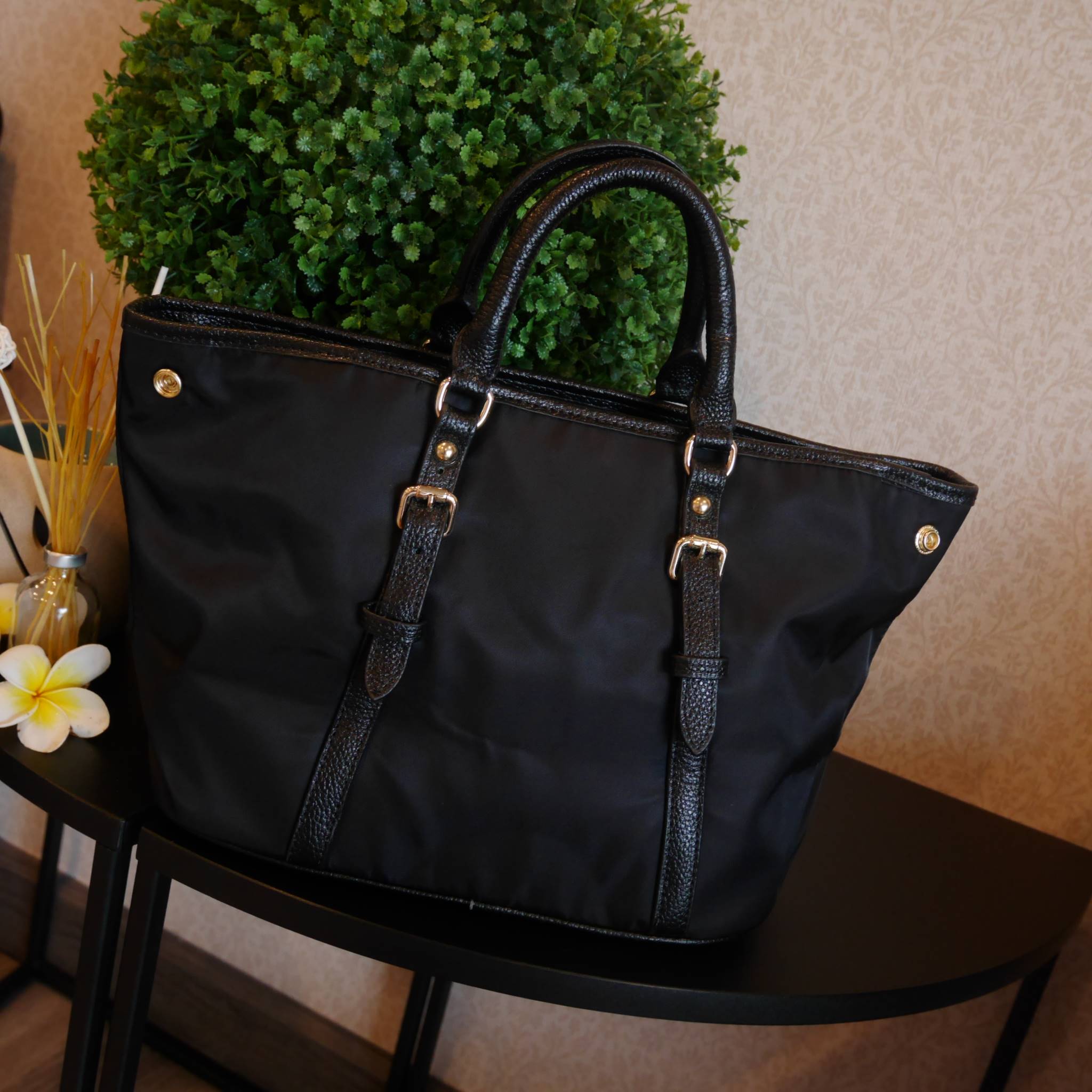 สาวๆที่มองหา กระเป๋าสะพายสวยเก๋ *ที่ใช้ได้สองทรง ทางร้าน ขอแนะนำค้า งานพรีเมี่ยมกิ้ฟ จากเคาเตอร์ต่างประเทศค่ะ รุ่น Limited edition ค่า กระเป๋าสะพาย จากแบรนด์ PRADA เป็น กระเป๋าผ้าไนล่อน สลับหนัง สะพายไหล่ได้ สามารถปรับระดับที่สายสะพายไหล่ได้ และสามารถปรับ