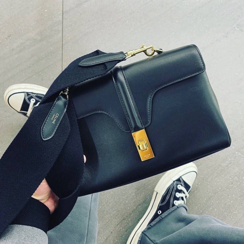 พร้อมส่งความสวย✴️นาทีนี้ต้อง CELINE TRIOMPHE CROSSBODY BAG SMOOTH CALFSKIN VIP GIFT WITH PURCHASE-GWP พรีเมี่ยมกิ๊ฟ Limited Edition จาก CELINE PERFUME DUTY FREE COUNTER วัสดุ หนังแท้ CALFSKIN ดีไซน์สวยหรูสุดคลาสสิคหนังเรียบสวยอยู่ทรงเปิดปิดด้วยฝาปิ