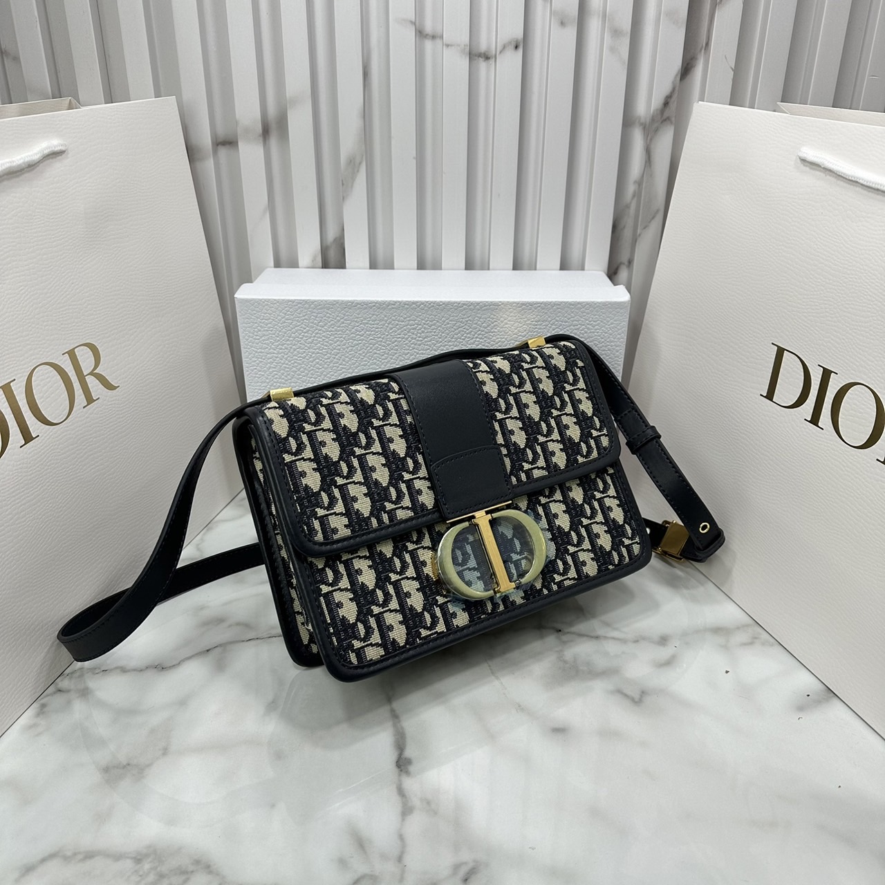 DIOR 30 Montaigne bag Oblique jacquard fabric in blue กระเป๋าสะพายรูปดีไซน์สุดคลาสสิกและสง่างาม หรูหราตามเอกลักษณ์แบรนด์ เกรดท็อปไฮเอน 1:1 ใช้งานต่างประเทศได้