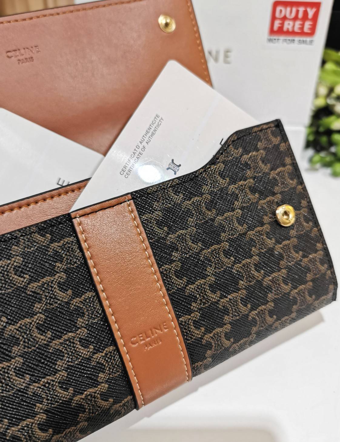 CELINE LONG WALLET BAG VIP GIFT WITH PURCHASE-GWP กระเป๋าพรีเมี่ยมกิ๊ฟ Limited จาก CELINE HAUTE PARFUME DUTYFREE COUNTER วัสดุ Triomphe Canvas หนังสวยอยู่ทรงปั้มโลโก้ด้านหน้าเปิดปิดฝาปิดกระดุม