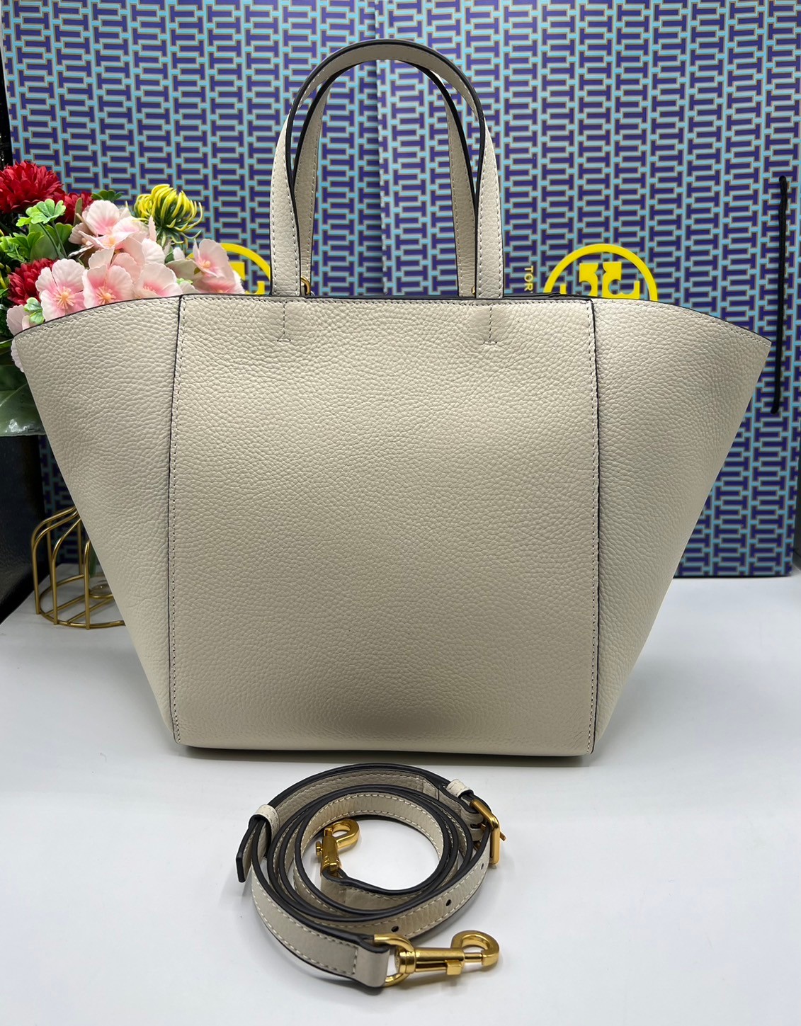 Tory Burch McGraw Leather Tote Bag / Tory Double T Tote Bag / TORY TOTE BAG พร้อมส่ง 4 สี กระเป๋าสะพายทรงโท้ท จุของได้เยอะใบนี้ตอบโจทย์ได้ดีมาก โทนสีเรียบง่าย แฝงไปด้วยความดูดี สุขุมและเป็นผู้ใหญ่