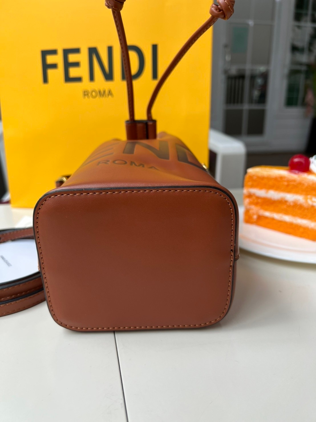 FENDI Mon Tresor Mini Leather Bucket Bag / FENDI Bucket Bag พร้อมส่ง กระเป๋าถือหรือสะพายข้างทรงบัคเก็ต ทรงขนมจีบ ลายแบรนด์ อะไหล่ทองหรูหรา