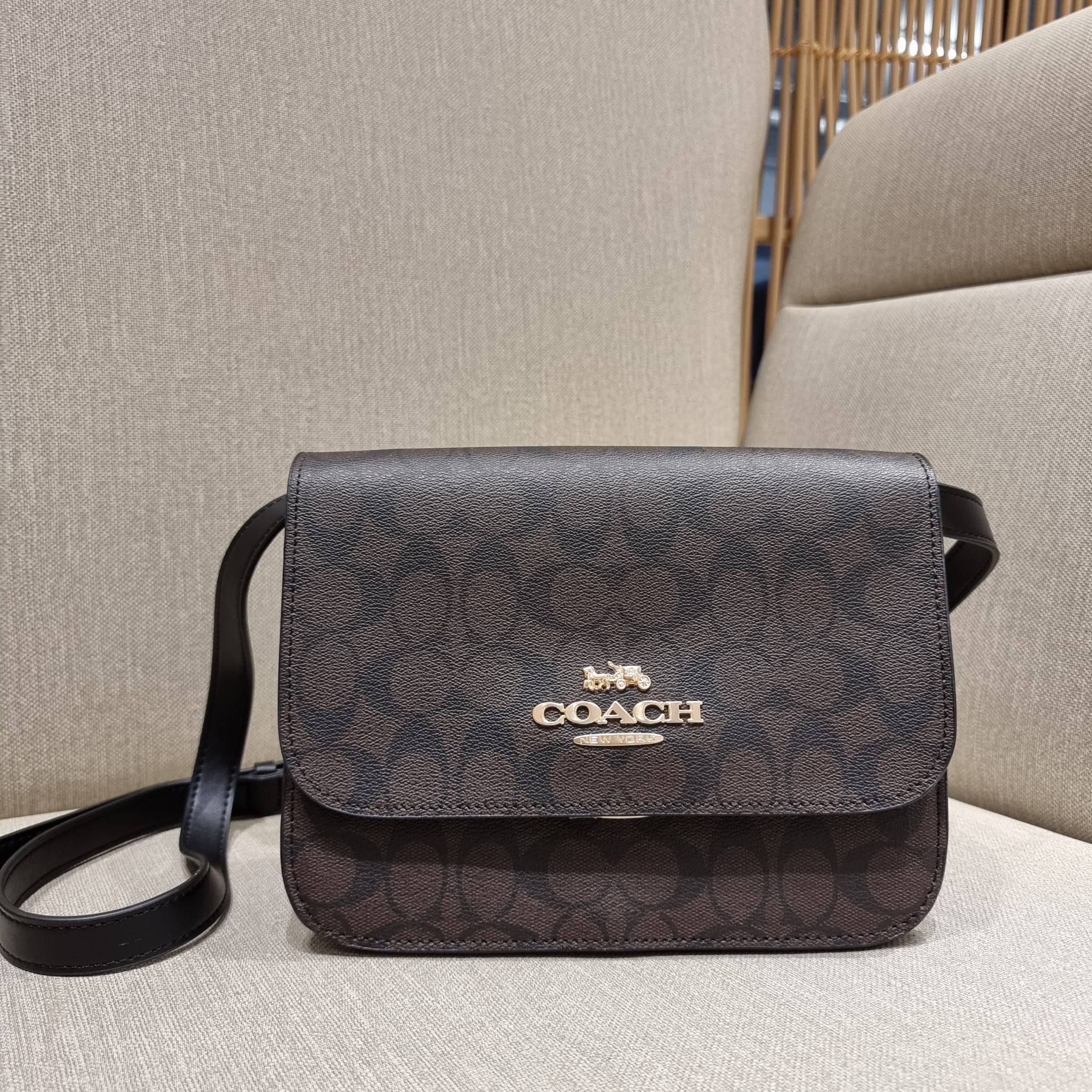 COACH C5633 BRYNN FLAP CROSSBODY IN SIGNATURE CANVAS แซ่บที่สุด ใหม่ที่สุด!! คอลเลคชั่นใหม่!! มองยังไงก็หลงรักละสายตาไม่ไหว กระเป๋าสะพายข้างลุคไฮน์ ที่ดีไซน์ออกมาได้ปัง และดูแพงมากๆ ด้วยดีเทลคลาสสิค รูปทรงใช้งานง่าย เรียบๆแต่มีดีเทล วัสดุหนังแคนวาสสลับหนั