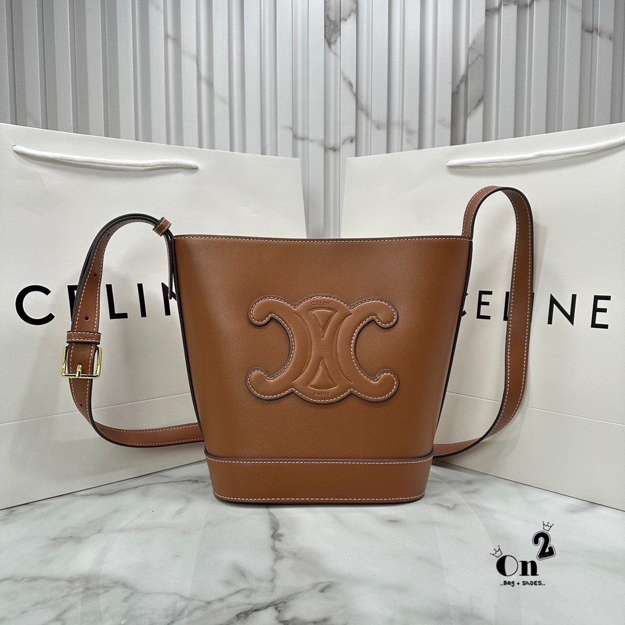 CELINE Bucket Cuir Triomphe Bag กระเป๋าสะพายทรงถัง ใช้งานง่ายที่สุด สายสะพายในตัว ปรับใช้ได้เลย หนังเรียบหรู 🧡 เกรดท็อปไฮเอน ใช้งานต่างประเทศได้