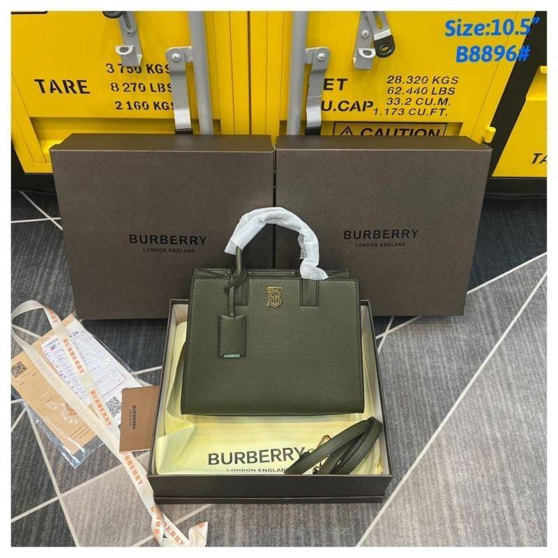 Burberry Small Frances Tote Bag / Burberry Tote Bag สวยหรูดูดีเกินต้าน กับกระเป๋าถือทรงสวย ดีไซน์ผู้ดีเรียบหรู ถือขับผิวไปเลยทุกสี สวยคม มาพร้อมหูจับในตัว พร้อมสายสะพายยาว งานจริงดีงาม สาวๆได้ไปรับรองประทับใจแน่นอนจ้า