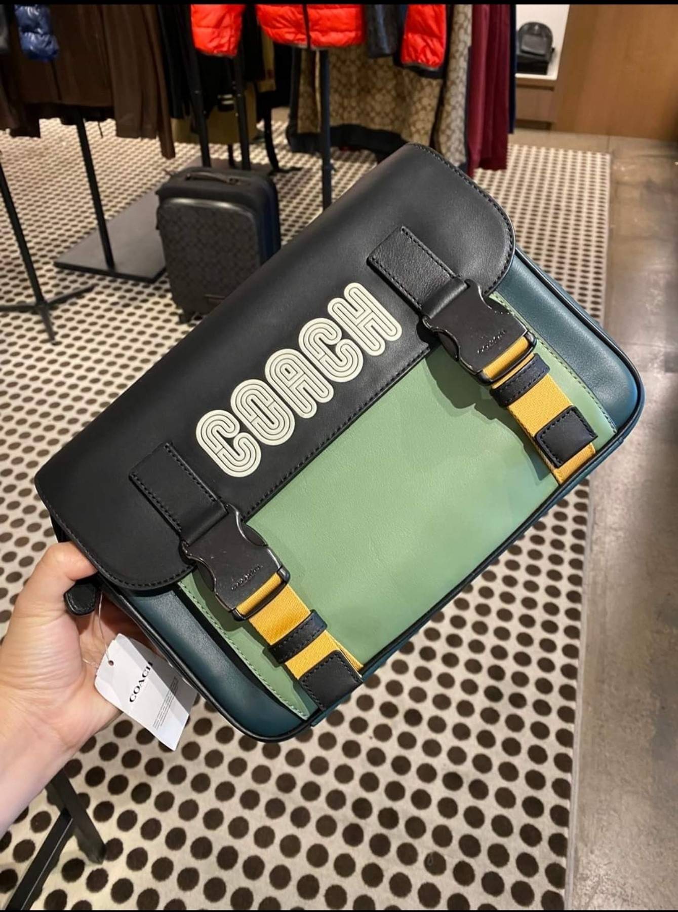 COACH TRACK CROSSBODY IN COLORBLOCK WITH COACH PATCH C6657 C8128 หล่อบอกต่ออีกหนึ่ง กระเป๋าสะพายทรงแมสเซ็นเจอร์ รุ่นเอาใจหนุ่มๆ ที่สาวๆก็อยากใช้!! ด้วยดีไซน์สีคัลเลอร์บล็อคที่โดดเด่น ทำให้ดูน่าใช้งาน วัสดุหนังแท้ สวยคมซ่อนหรู ฝากระเป๋ามีตัวล็อคแน่นหนา เปิ
