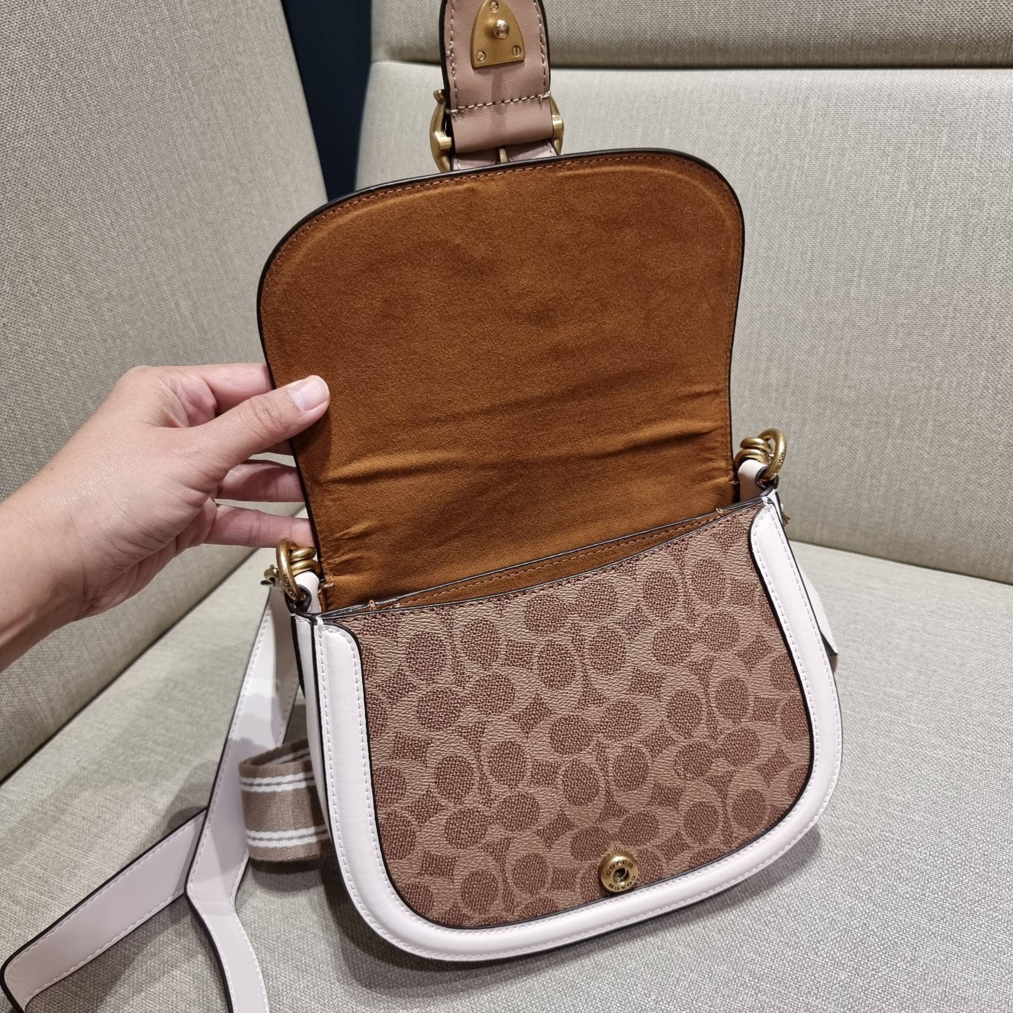 COACH C3837 BEAT SADDLE BAG WITH HORSE AND CARRIAGE PRINT The best item! ที่สาวๆรอคอย! ฮอตไฟลุก! สีหายาก ละมุนคุณหนู คอลเลคชั่นใหม่ ดีไซน์หรูหรา พิเศษมากๆมาพร้อมสายสะพาย 2 เส้น ใช้คู่กันหรือแยกสะพายก็สวยครบสูตร กระเป๋าสะพายทรง saddle คลาสสิค เปิด-ปิดด้วยก