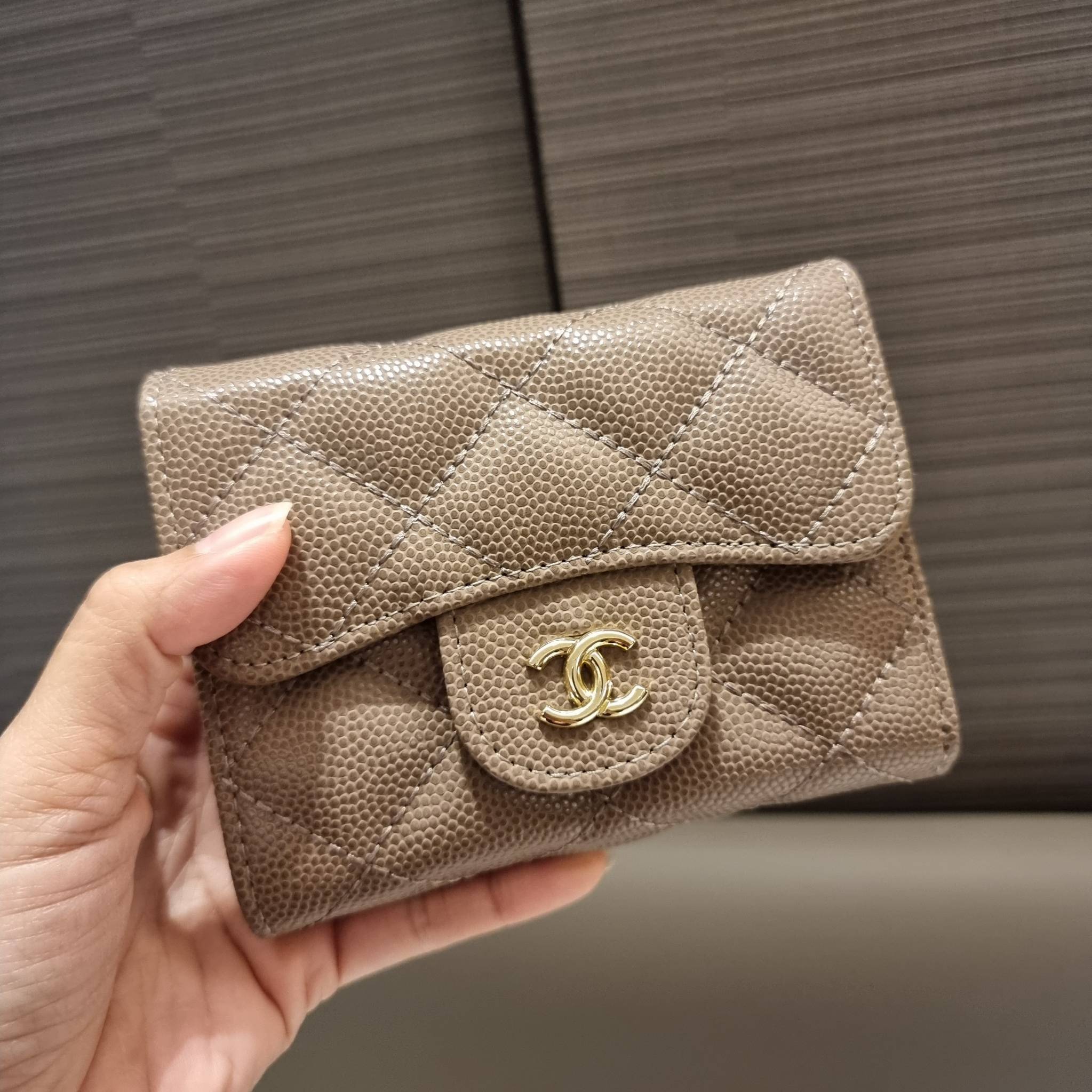 VIP 】มาแล้วจ้า!! รุ่นแนะนำ!! ฮิตติดใจสาวๆ!! กระเป๋าสตางค์ใบสั้นรุ่นฝาพับ จาก Chanel premium for gift เรียบหรู ดูไฮน์ วัสดุหนังสังเคราะห์ลายคาร์เวีย ด้านในเป็นหนังซาฟเฟียโน่ เปิด-ปิดด้วยกระดุมแม่เหล็ก ภายในกระเป๋ามีช่องใส่บัตร ใส่ธนบัตรได้ ดีไซน์เรียบหรูตา