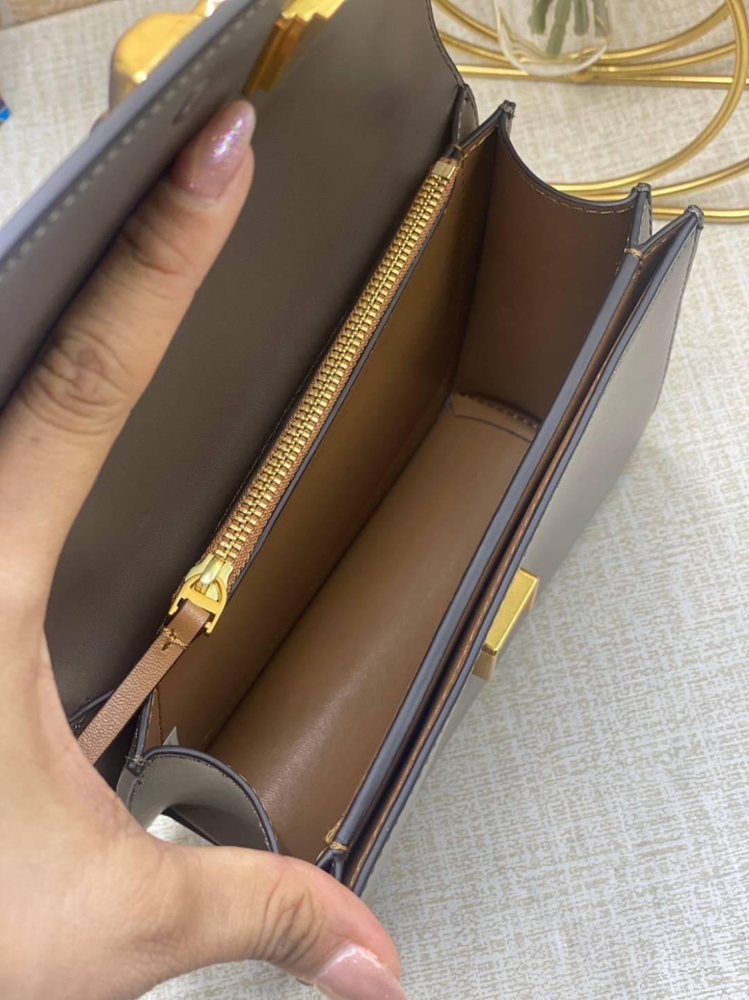 Tory Burch Eleanor Medium Convertible Shoulder Bag / Tory Burch 75003 ฮอตไอเท็ม รุ่นนี้ขายดีขายหมด สวยหรู คุณหนู ผู้ดี!! หายากมากแล้วน้า กระเป๋าสะพายข้าง ดีไซน์อยู่ทรง ขนาดกำลังสะดวกใช้สำหรับสาว เปิด-ปิดด้วยแถบแม่เหล็ก ภายในแบ่งสัดส่วนได้เป็นอย่างดี