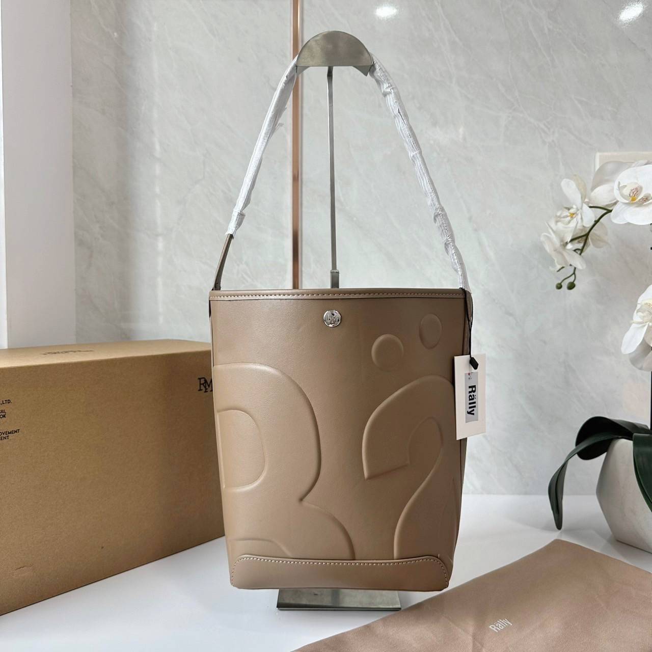 Rally The Bag Whisper กระเป๋าทรงบัคเก็ตงานหนังรุ่นใหม่ ฮอทติดลมบน มาแรงสะพายกันทั่วบ้านทั่วเมือง สายแบกสายขนห้ามพลาดจุของได้เยอะ รุ่นหนังผิวสัมผัสนิ่มมือ ทนทาน