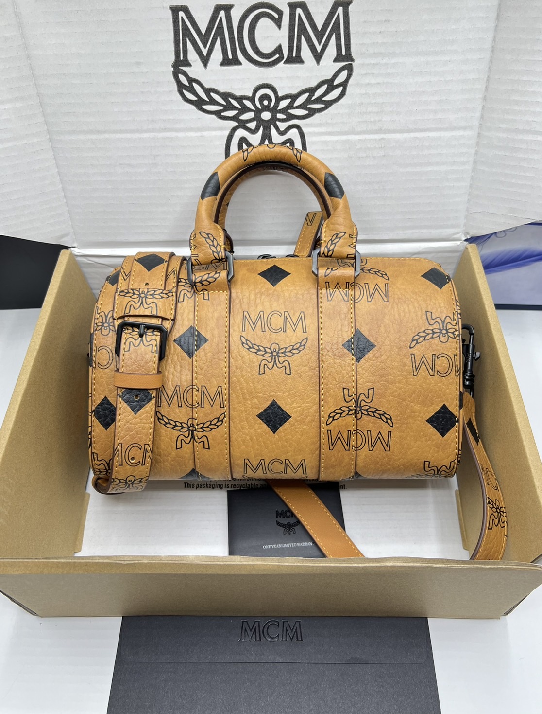 M.C.M Aren Boston Bag in Maxi Visetos with nappa leather trim กระเป๋าสะพายข้างบอสตัน คอลเลคชั่นสุดฮอต ดีไซน์โลโก้ใหม่ เกรดออริ สลับแท้ 1:1 ใช้งานต่างประเทศได้