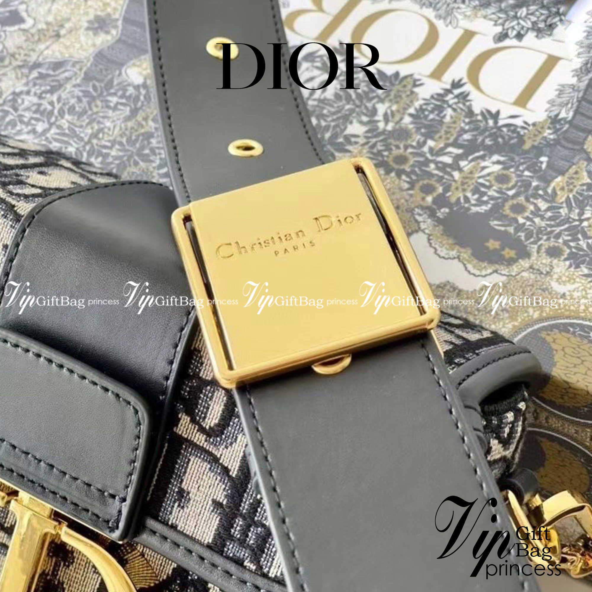 DIOR MINI BAG 7" กระเป๋าสะพายทรงกล่องเปิดหน้า แต่งอะไหล่CD ด้านหน้า มาพร้อมสายสะพายสามารถปรับระดับได้ ทรงสี่เหลี่ยมหนังเรียบสวยหรูอยู่ทรง ภายในโล่งมีโลโก้สามารถใส่มือถือของใช้จุกจิกได้ มาพร้อมถุงผ้ากล่องแบรนด์ รุ่นตามหานะคะ กำลังฮิตสุดๆ ภาพถ่ายจากสิน