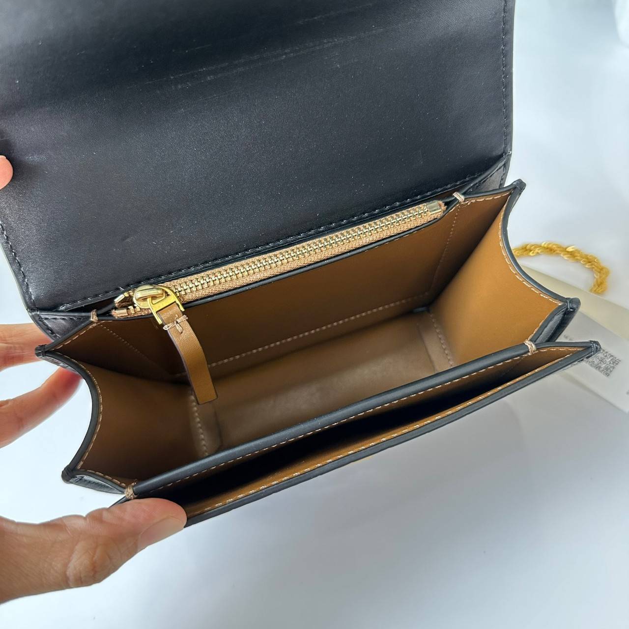 6 สี Tory Burch Croc Eleanor Small Bag / TORY BURCH ELEANOR CROC EMBOSSED LEATHER กระเป๋าสะพายหนังพิมพ์ลายจระเข้ ดีไซน์หรูหรา โด่นเด่นด้วยโลโก้แบรนด์อะไหล่ด้านหน้า และสายสะพายโลหะสีทอง