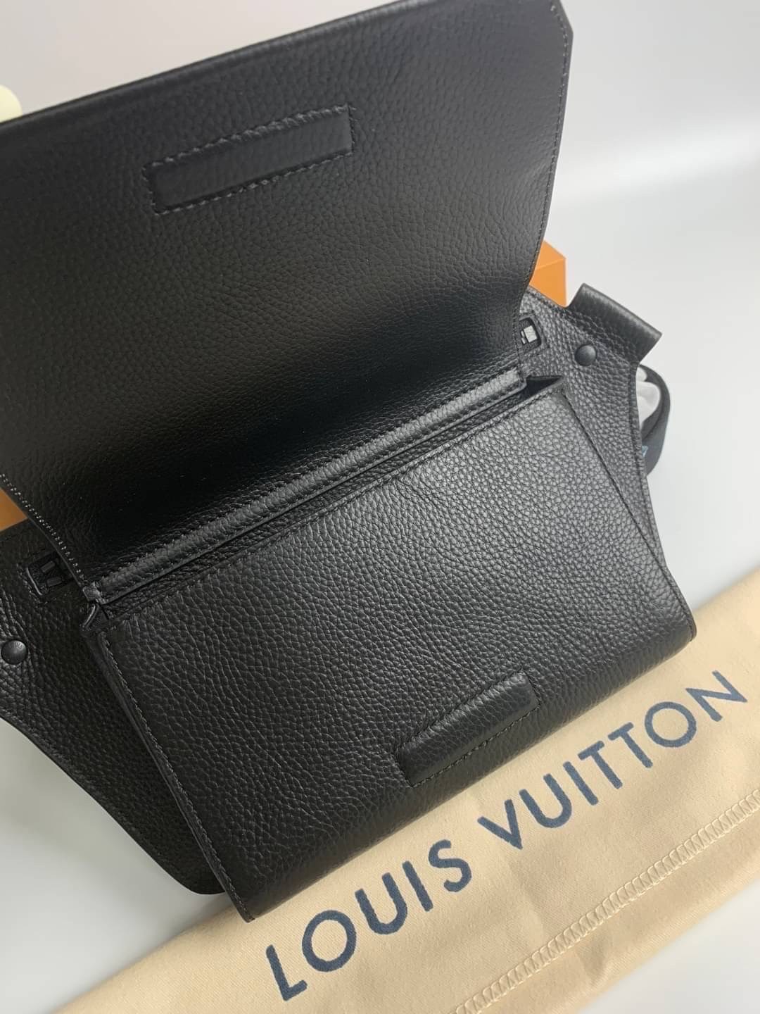 LV Takeoff Sling Bag Black grained leather / LV Belt Bag กระเป๋าสะพาย/คาดอก หนังแท้ ดีไซส์ร่วมสมัย สีดำสุดคลาสสิก สง่างามตลอดกาล มีไว้ไม่มีเอาท์ ท่านชายควรมีมากค่ะ เกรดท็อป ออริ เทียบแท้ 1:1 เกรดดีสุด