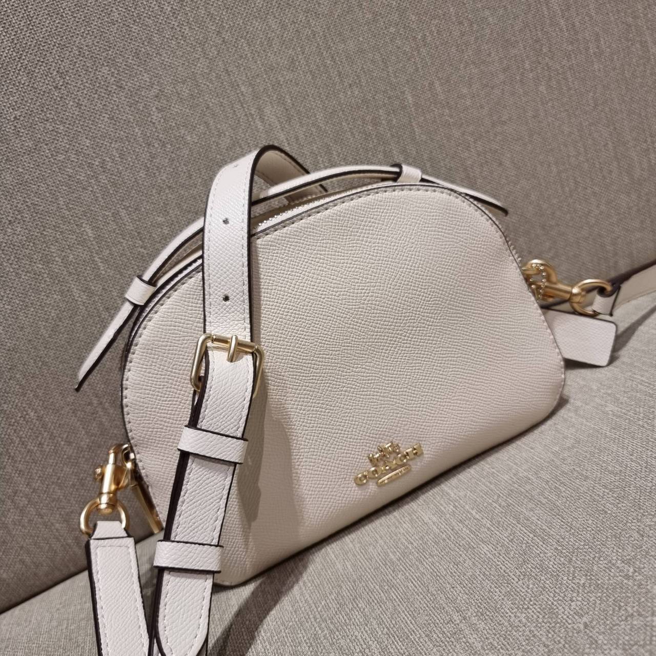COACH 1589 SERENA SATCHEL กระเป๋าสะพายคอลเลคชั่นยอดฮิต ดีไซน์ลุคผู้ดี ต้องยกให้น้องใบนี้เลย!! จัดสีคุณหนูมาให้ สวยตาแตก!! วัสดุหนัง crossgrain ทนทาน เปิด-ปิดด้วยซิป 2 ช่องหลัก ภายในเป็นช่องโล่ง เก็บของได้แบบสบายๆ ใส่มือถือได้ทุกรุ่น สามารถหยิบไปแมทช์ได้ง่