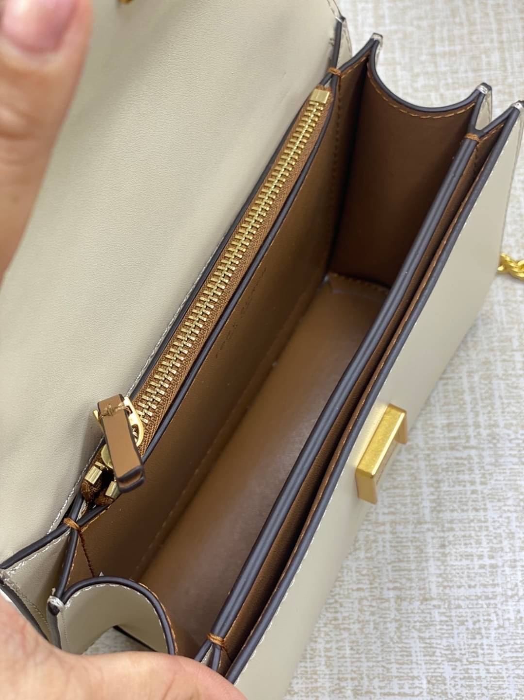 Tory Burch Eleanor Medium Convertible Shoulder Bag / Tory Burch 75003 ฮอตไอเท็ม รุ่นนี้ขายดีขายหมด สวยหรู คุณหนู ผู้ดี!! หายากมากแล้วน้า กระเป๋าสะพายข้าง ดีไซน์อยู่ทรง ขนาดกำลังสะดวกใช้สำหรับสาว เปิด-ปิดด้วยแถบแม่เหล็ก ภายในแบ่งสัดส่วนได้เป็นอย่างดี