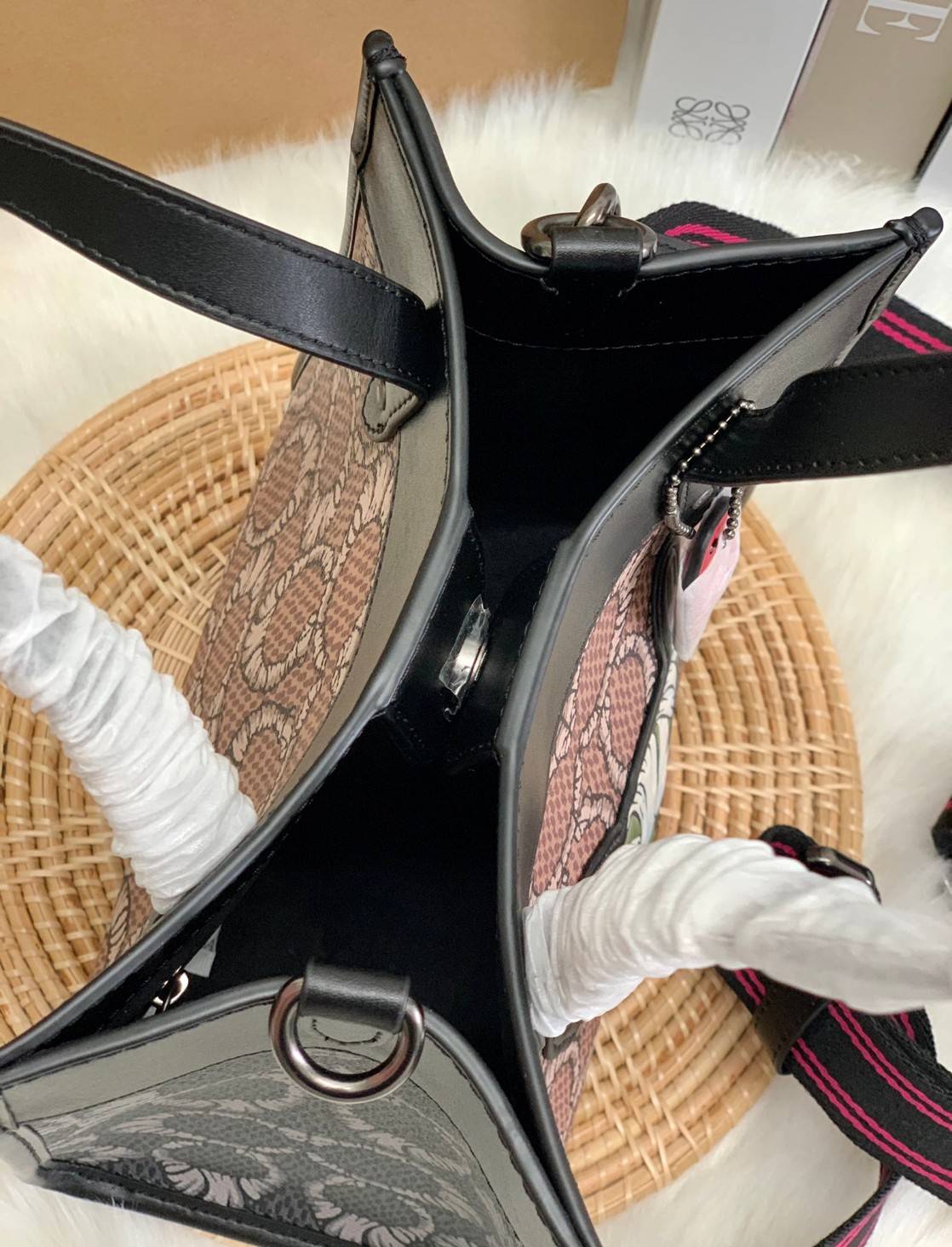 มาสคอตที่รัก 💋 ยังไม่เข้าช๊อปไทย สวยก่อนใครไปเลยจร้าา COACH X MICHAEL B. JORDAN FIELD TOTE 22 IN MUMMIFIED SIGNATURE CANVAS WITH REXY ((C6971)) พร้อมส่งที่ไทยทันทีค่ะ! MICHAEL B.JORDAN ร่มมือกับCoach ออกแบบกระเป๋าทรงTote กนังแท้นิ่มมือ ใหม่ลาสุดมา