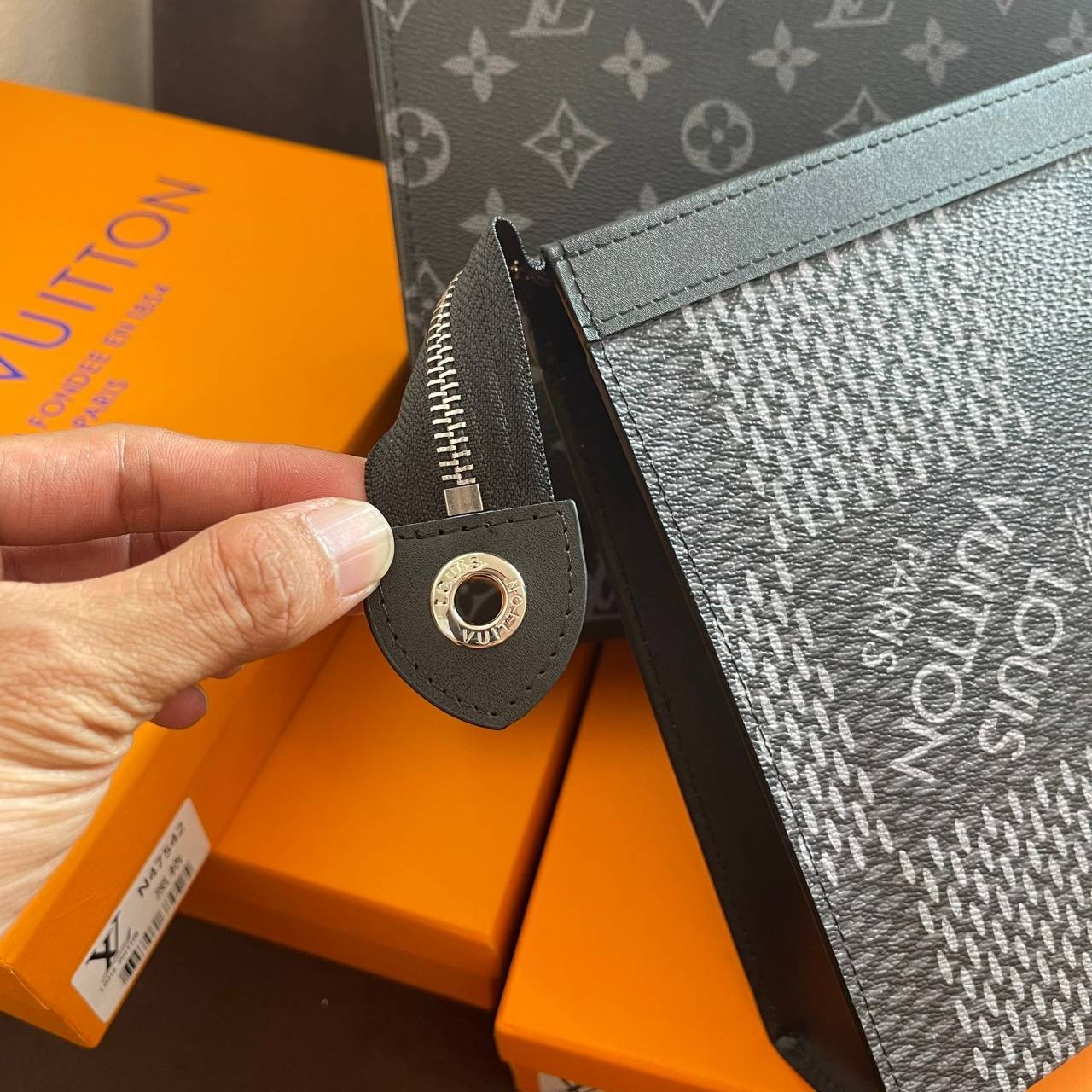 หนังแท้ LOUIS VUITTON POCHETTE VOYAGE CLUTCH BAG พร้อมส่งที่ไทย!! ที่นี่ที่เดียว LV CLUTCH ขายดีตลอดกาล ไม่มีตกยุค ถือคูลๆ เลยค่า