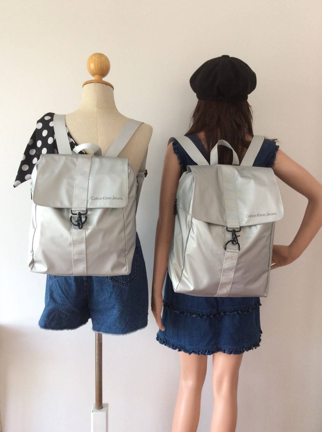 CALVIN KLEIN JEANS NYLON BACKPACK กระเป๋าสะพายเป้มี 2 size ให้เลือกตามการใช้งาน วัสดุ Nylon + Polyester 100% น้ำหนักเบา กันน้ำปานกลาง ด้านหน้าสกรีนโลโก้ Calvin Klein Jeans เปิดปิด 2 ชั้น ด้วยตัวล็อค เเละซิปเดียวด้าน ภายในกว้าง ใส่ A4, iPad หรือเสื้อผ้าได้