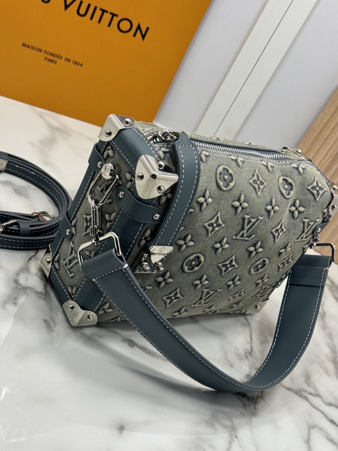 LV Side Trunk Monogram Denim Bag กระเป๋าสะพายทรงกล่องเดนิมซีดสไตล์วินเทจ ปั้มนูนโลโก้ลายโมโนแกรม ไอเท็มหรูหราย้อนยุค ผสมผสานความทันสมัย รูปทรงกล่องสัดส่วนสวยลงตัว โดดเด่นชวนมอง