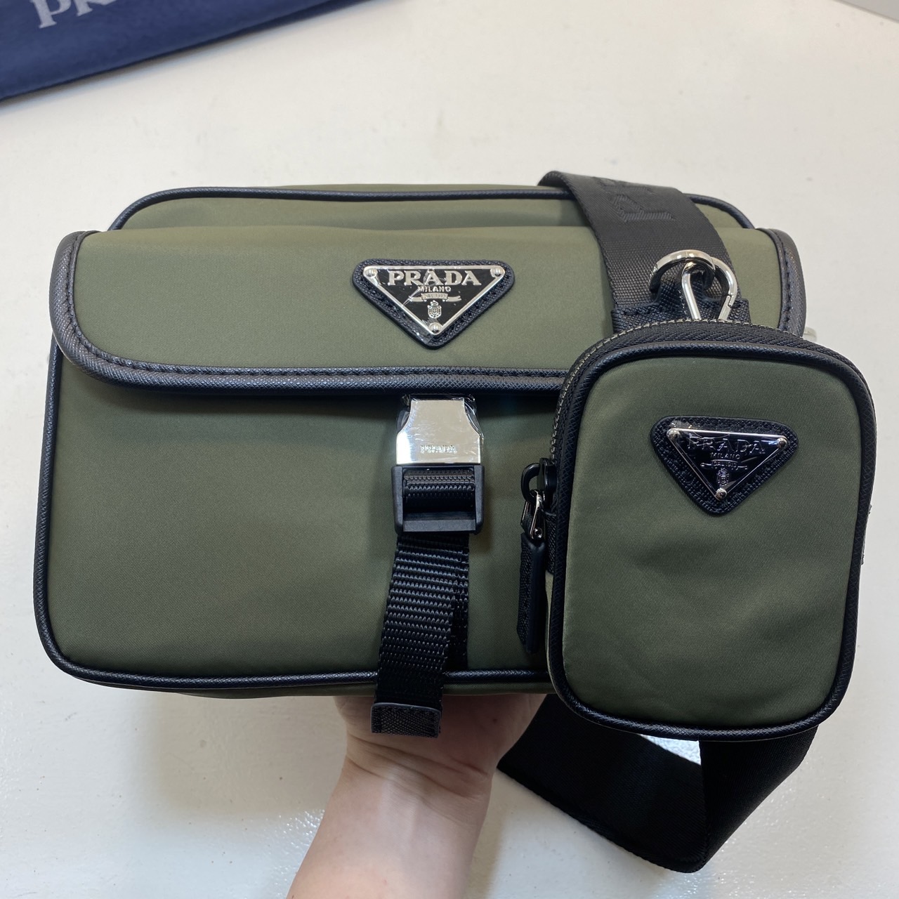 PRADA Re-Nylon and Saffiano leather shoulder bag / PRADA Messenger Bag กระเป๋าสะพายทรงเหลี่ยม คอมพลีทครีเอทลุคหล่อเท่ เกรดออริ 1:1 ใช้งานต่างประเทศได้