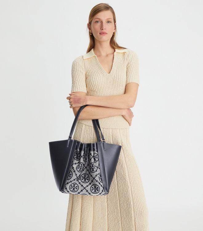 Tory T Monogram Mcgraw Dragonfly / Tory burch bucket กระเป๋าถือหรือสะพายไหล่ วัสดุหนัง Jacquard อะไหล่ทอง ทรงปีก เปิด-ปิด ด้วยกระดุมแม่เหล็ก ด้านในโลง มี 2ช่องเล็ก จุของได้เยอะ น้ำหนักเบา สายสะพาย crossbody ได้ ปรับระดับได้