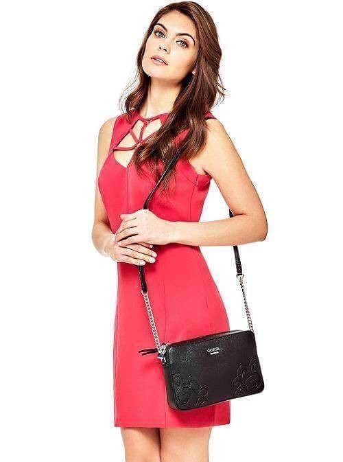 GUESS CROSSBODY/SHOULDER DEVYN BAG 2018 New arrival กระเป๋าสะพายไหล่หรือ crossbody วัสดุหนัง น้ำหนักเบา ด้านหน้างานปักหนังลายดอกไม้เพิ่มดีเทล เปิดปิด กระเป๋าด้วยซิปแบบหนัง+พร้อมลูกกุญห้อย ด้านในโล่ง และมี ช่องซิปหนึ่งช่อง พร้อมช่องใส่นามบัตร 2 ช่องค่ะ ผ้า