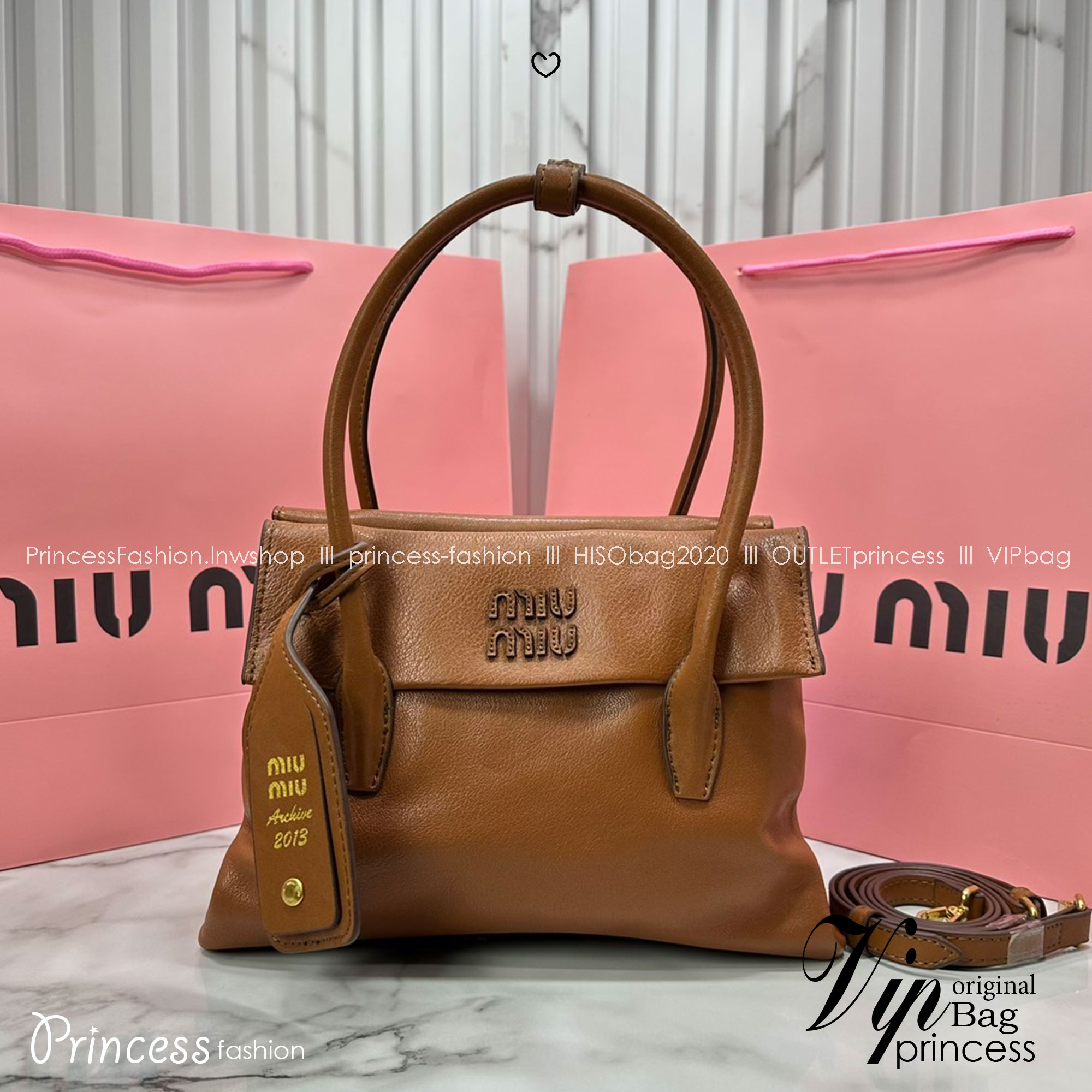 ORI หนังแท้ | Miu Miu Solitaire leather bag กระเป๋าสะพายทรงโท้ทโฮโบ เรียบง่าย เรียบหรูดูลัคชูสุดๆ สวยก่อนใครกับคอลใหม่ล่าสุดตัวแม่ตัวมัมไม่ควรพลาด จะของได้เยอะ ขนาดสะพายกำลังสวย สะพายไปทำงาน ไปเรียน ไปเที่ยวได้หมด ครบจบในใบเดียว