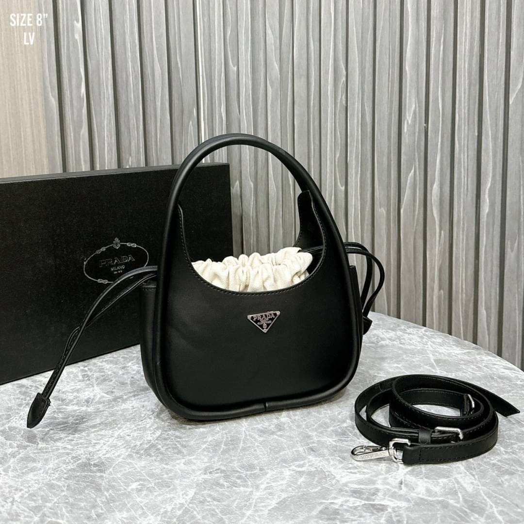 PRADA leather handbag กระเป๋าถือดีไซน์สวย ใช้งานง่าย มีกระเป๋าผ้าเชือกผูกเพิ่มกิมมิกได้อย่างลงตัวน่ารัก มาพร้อมสายสะพายยาวถอดได้ ปรับใช้ได้กับทุกลุคและแมทช์กับทุกสไตล์ แนะนำเลยจ้า