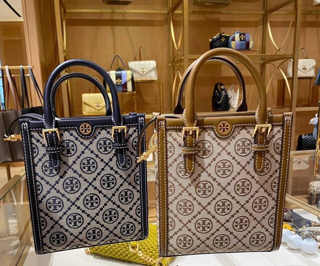 Tory burch t monogram jacquard mini tote ลวดลายT monogram ด้วยโลโก้สุดไอคอนนิคของแบรนด์ โดดเด่นด้วยกราฟฟิคและดีไซน์ ออกมาในหลายรูปแบบหลายคอลเลคชั่น แต่ละคอลเลคชั่นสวยหรูไม่แพ้กัน ทรงมินิโท้ท ขนาดกำลังดี ใช้งานง่าย ก็เป็นอีกหนึ่งรุ่นที่ทันยุคทันสมัยที่สาวๆ