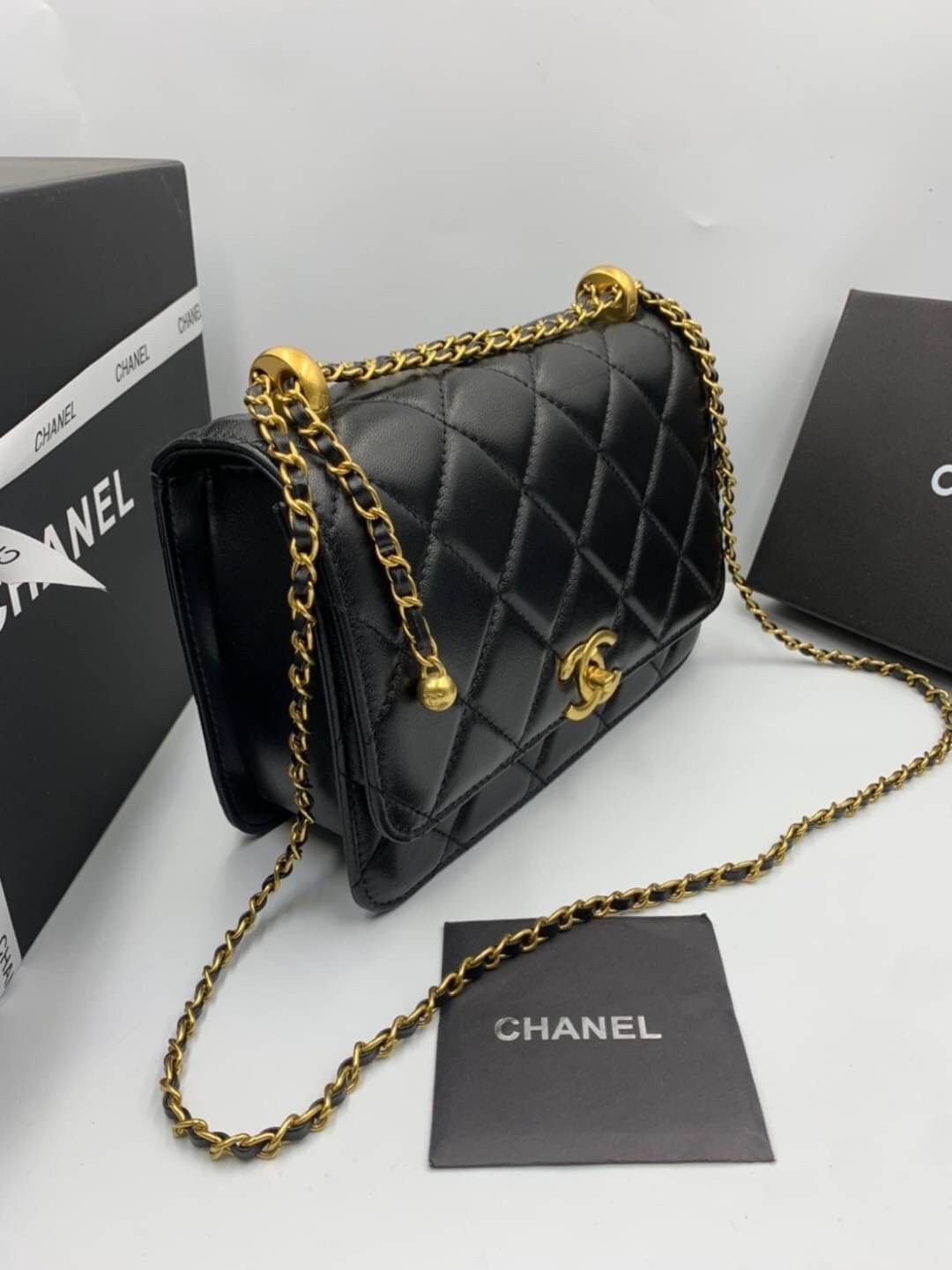 หนังแท้ VIP GIFT CHANEL CLASSIC CROSSBODY CHAIN IN BLACK BAG งานหนังแกะสีดำสุดคลาสสิก เรียบหรู มีกิมมิกน่ารักๆ หนังฟูทุกช่องสวยมากๆ อะไหล่สีทอง สวยสุดๆ เลยค่ะ