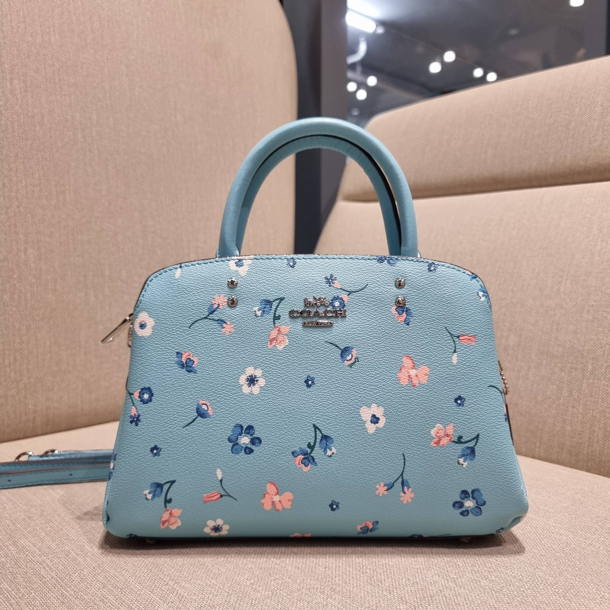 COACH C8216 MINI LILLIE CARRYALL WITH MYSTICAL FLORAL PRINT สีใหม่ล่าสุด กับรุ่นที่สุดของความขายดี คอลยอดฮิตในลวดลายสุดชิค กระเป๋าสะพายทรงสวย ที่ดีไซน์ออกมาให้ใช้งานง่าย สะดวก สวย หรู ดูดี!! วัสดุหนังแคนวาสเคลือบลาย มาพร้อมสายสะพายข้างและหูจับในตัว ถอดออก