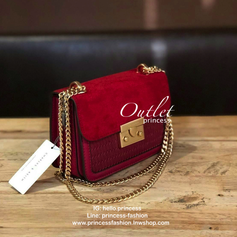 CHARLES & KEITH PUSH LOCK FRONT FLAP BAG 2018 กระเป๋าถือขนาดมินิดีไซน์สุดชิคคุณหนูมากค่ะโดดเด่นที่กระเป๋าpu ลายสานสวยสะดุดตา ฝาปิดกำมะหยี่ดูเรียบหรู เปิดปิดด้วยฝาปิดตัวล๊อคปั้มแบรนด์ ภายในมีช่องใส่บัตร ใส่มือถือ iphone8+ได้ค่ะ อะไหล่ทองสวย สายโซ่ยาวสะพายไ