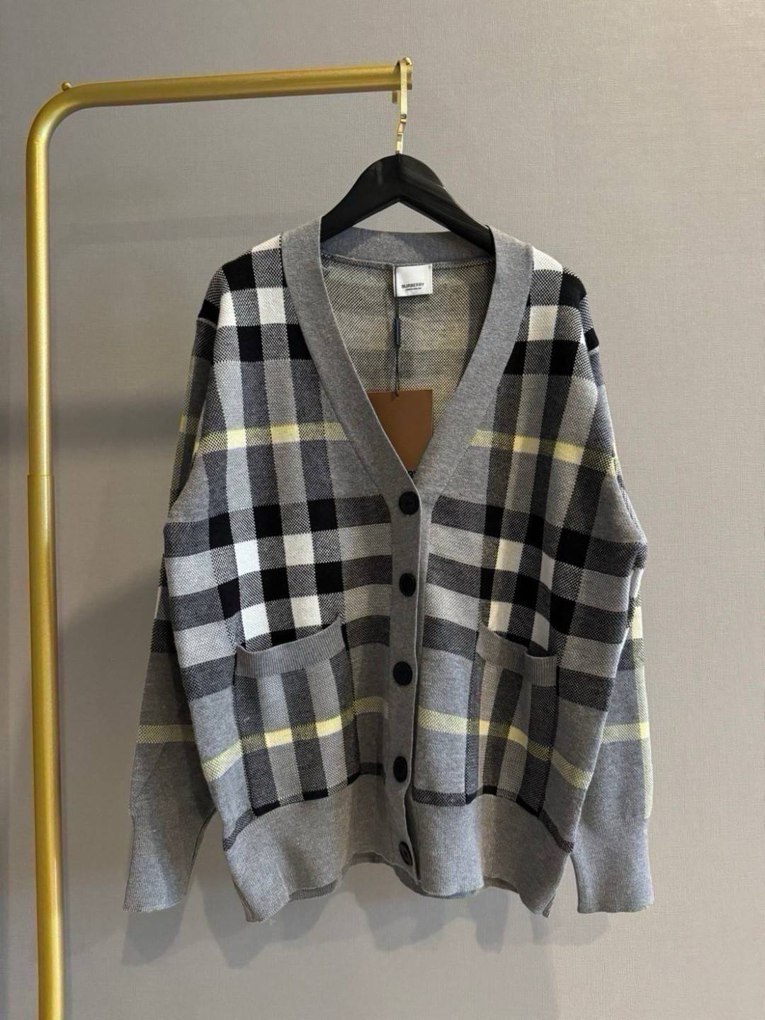 TOP ORI | BURBERRY Vintage Checked Cardigan เนื้อผ้าไหมพรม งานดีสุด สวยสุด เสื้อสเวตเตอร์งานแบรนด์ เนื้อผ้าอย่างดีงานนำเข้าจากโรงงานเทียบแบรนด์ เกรดท็อปออริจินอล เกรดดีสุด เทียบแท้ พร้อมป้ายแท็ก
