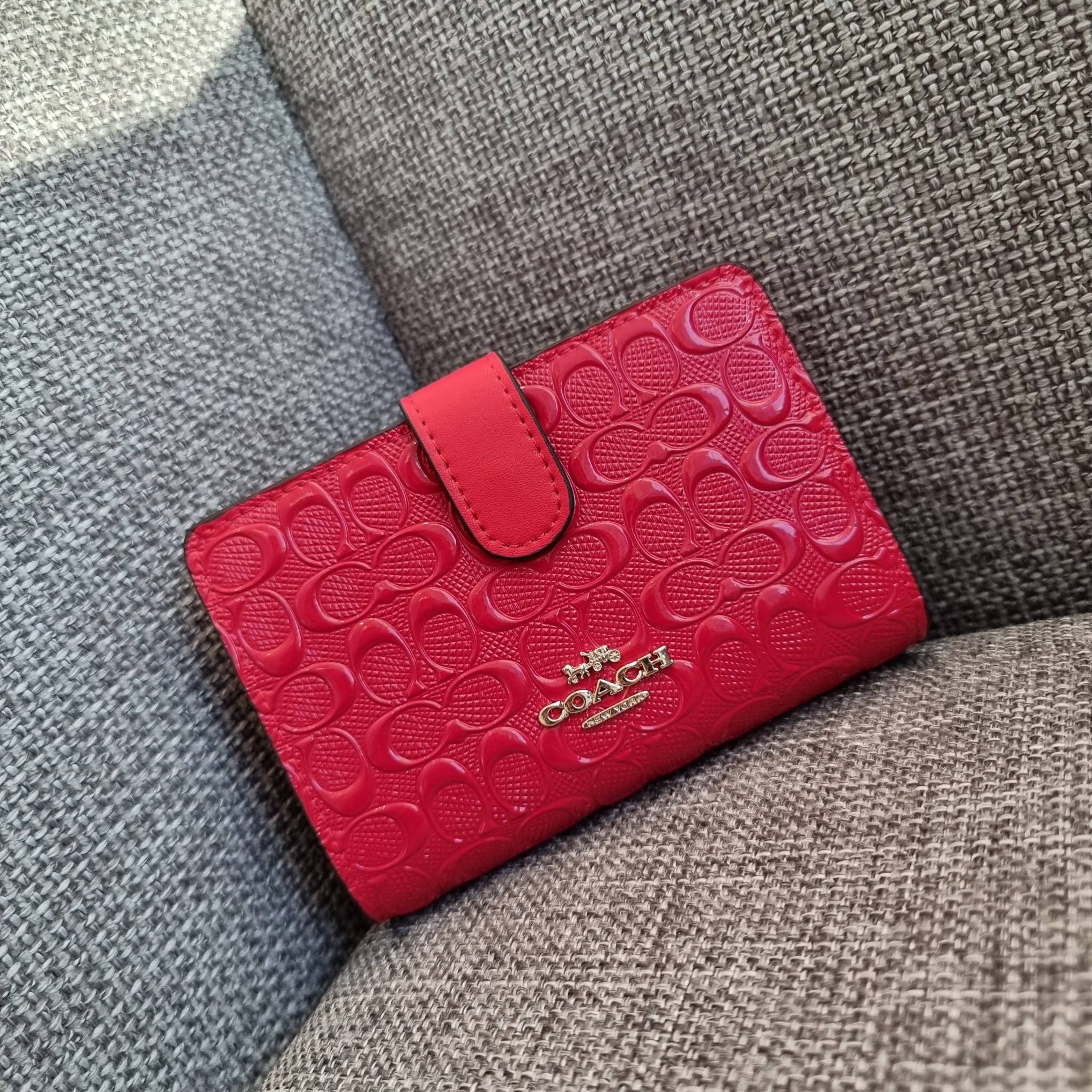 OUTLET 】COACH F25937 MEDIUM CORNER ZIP WALLET กระเป๋าสตางค์ใบกลาง 🔥 รุ่นหนังแก้วสุดฮอต!! สวยหรู ขนาดกำลังเหมาะมือ ดูดีดูแพงทุกสี มีช่องใส่บัตรและธนบัตรครบ และมีช่องแยกสำหรับใส่เหรียญ มาให้ครบเซ็ท พร้อมเสิร์ฟความสวยให้ถึงบ้านไปเลยจ้า