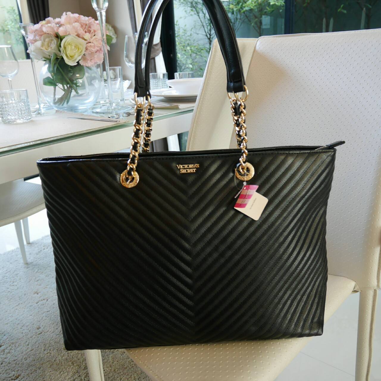 Victoria's Secret Shoulder Bag กระเป๋าสะพายทรงหรูจาก Victoria's Secret หนัง PU หนา รับน้ำหนักได้เยอะ เปิดปิดด้วยซิป ด้านหน้าประดับตัวอักษร VS ภายในมีช่องซิปและช่องใส่ของ จุได้เยอะค่ะ ใส่เอกสาร A4 หนังสือ ipad ได้สบาย เป็นอีกหนึ่งรุ่นเเนะนำที่สาว