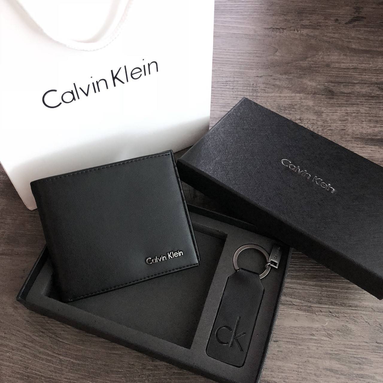 Calvin Klein Short Wallet with Key Set กระเป๋าสตางค์ใบสั้น Set สุดคุ้ม จะมอบให้เป็นของขวัญหรือใช้เองก็แนะนำค่ะ