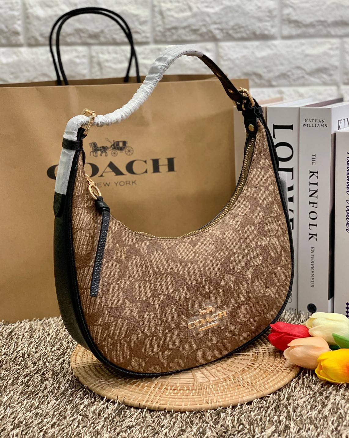 COACH BAILEY HOBO WITH WHIPSTITCH ((C4108//C1322)) พร้อมส่งที่ไทย!! สวยจริงไม่จกตาแน่นอนค่าา กระเป๋าทรงโค้ง ใช้แบบหิ้วหรือคล้องไหล่ก็ดูดี ใช้วัสดุหนังแท้ชั้นดี หนังสวยมากๆค่ะ ด้านหน้าใช้อะไหล่แบรนด์ตัวใหญ่ หรู ดูสะดุดตามีเดียว