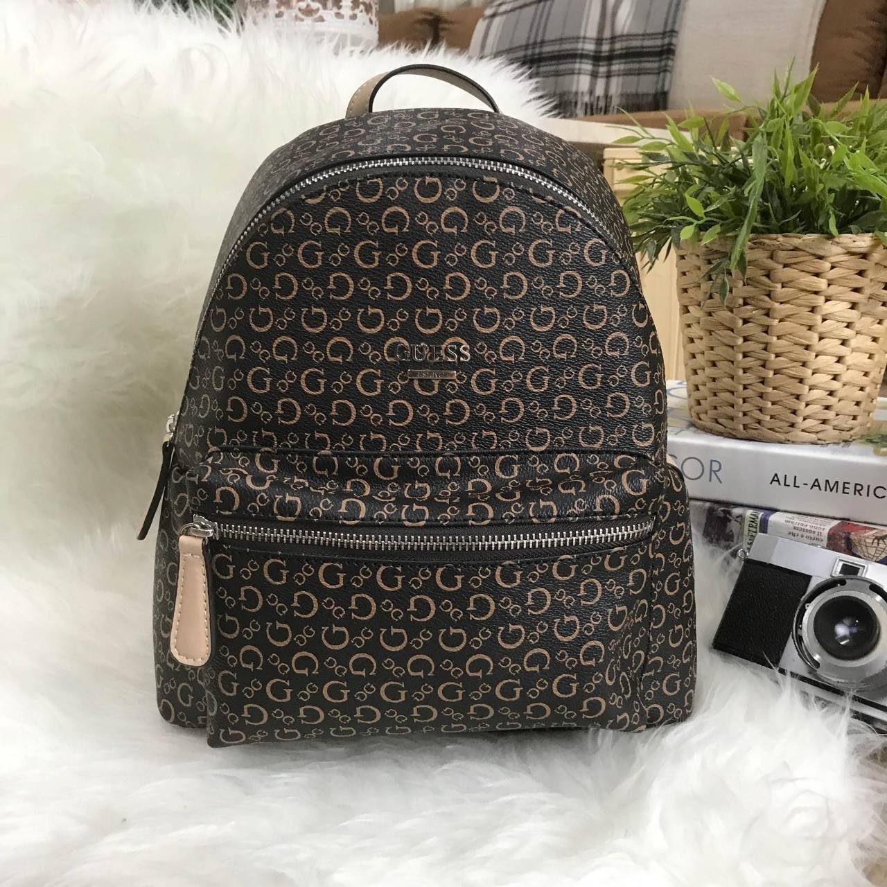 GUESS WOMAN'S FACTORY BACKPACK กระเป๋าเป้ขนาดกำลังดี วัสดุหนังแกะสังเคราะห์เนื้อนิ่ม น้ำหนักเบา มีหูหิ้ว เเละสายสะพายหลังเลื่อนปรับได้ ด้านหน้ามีโลโก้ และช่องซิป เปิดปิดด้วย ภายในกว้าง ใส่ iPad ได้ มากับราคาสุดคุ้มค่ะ