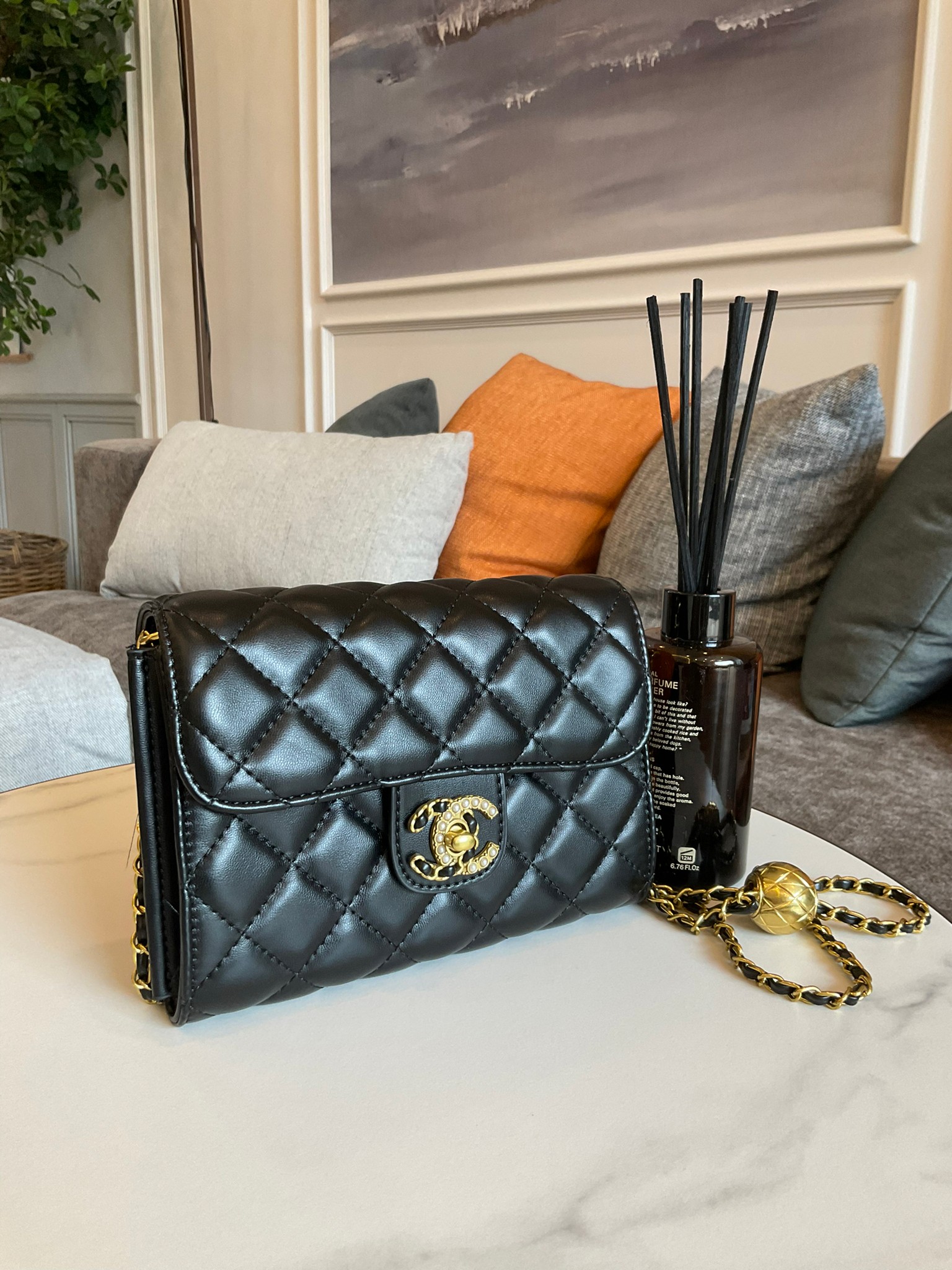 Chanel Golden Ball Flap Bag / CHANEL WOC VIP GIFT CROSSBODY CHAIN BAG กระเป๋าทรงสะพายข้าง ที่กำลังมาแรงมาในตอนนี้ ตัวกระเป๋าเป็นกระเป๋าสตางค์หนังพียูพรีเมี่ยม อะไหล่ทองวินเทจทั้งใบ ด้านหน้าประดับโลโก้พร้อมมุก CC สุดหรู เปิดปิดด้วยตัวหมุนล็อค แบ่งช่องใส่ขอ