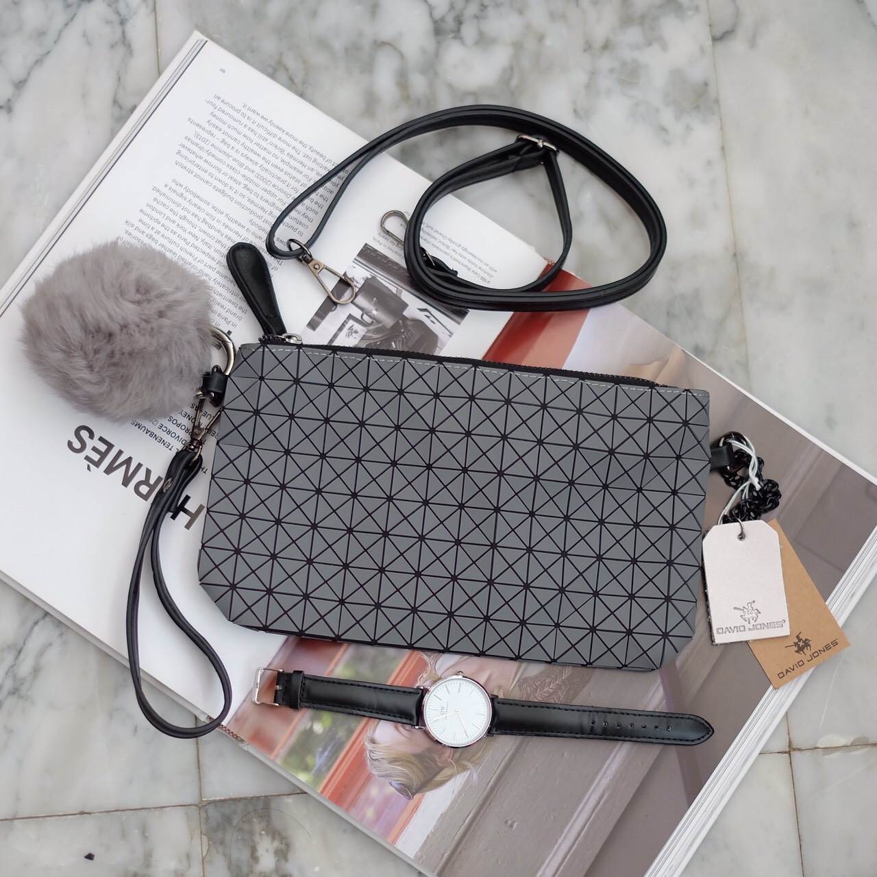 💥รุ่นขายดี สีเข้าเพิ่มค่า !!! เอาใจสาวๆ ที่ต้องการหากระเป๋าสะพายข้างใบเล็กๆเบาๆ สะพาย cross body สวย สะพายจบในใบเดียว แนะนำใบนี้เลยค่า อะไหล่ดำ เรียบหรูมากคะ จากแบรนด์ David Jones ตัวกระเป๋าสะพาย ปรับเก็บสายถือเป็น clutch bag ได้คะ มีสายคล้องข้อมื