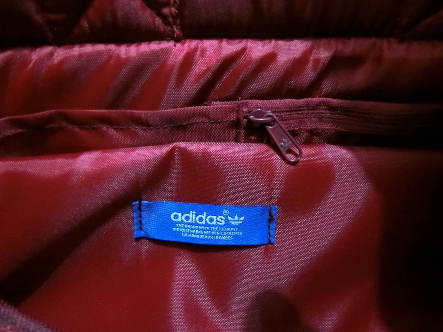 Adidas Originals BP Roll Top 3D Mesh 2017 Backpack Bag DH0100 กระเป๋าเป้สะพายหลัง ดีไซน์แบบ 3 มิติ วัสดุ polyurethane สีดำด้าน โดยใช้ลูกเล่น ของเหลี่ยมและมุมเชื่อมเข้าหากัน ออกแบบกระเป๋า เป็นเหมือนถุงทรงสูง ในส่วนปากกระเป๋าเป็นแบบตีนตุ๊กแก ม้วนพับ และติดก