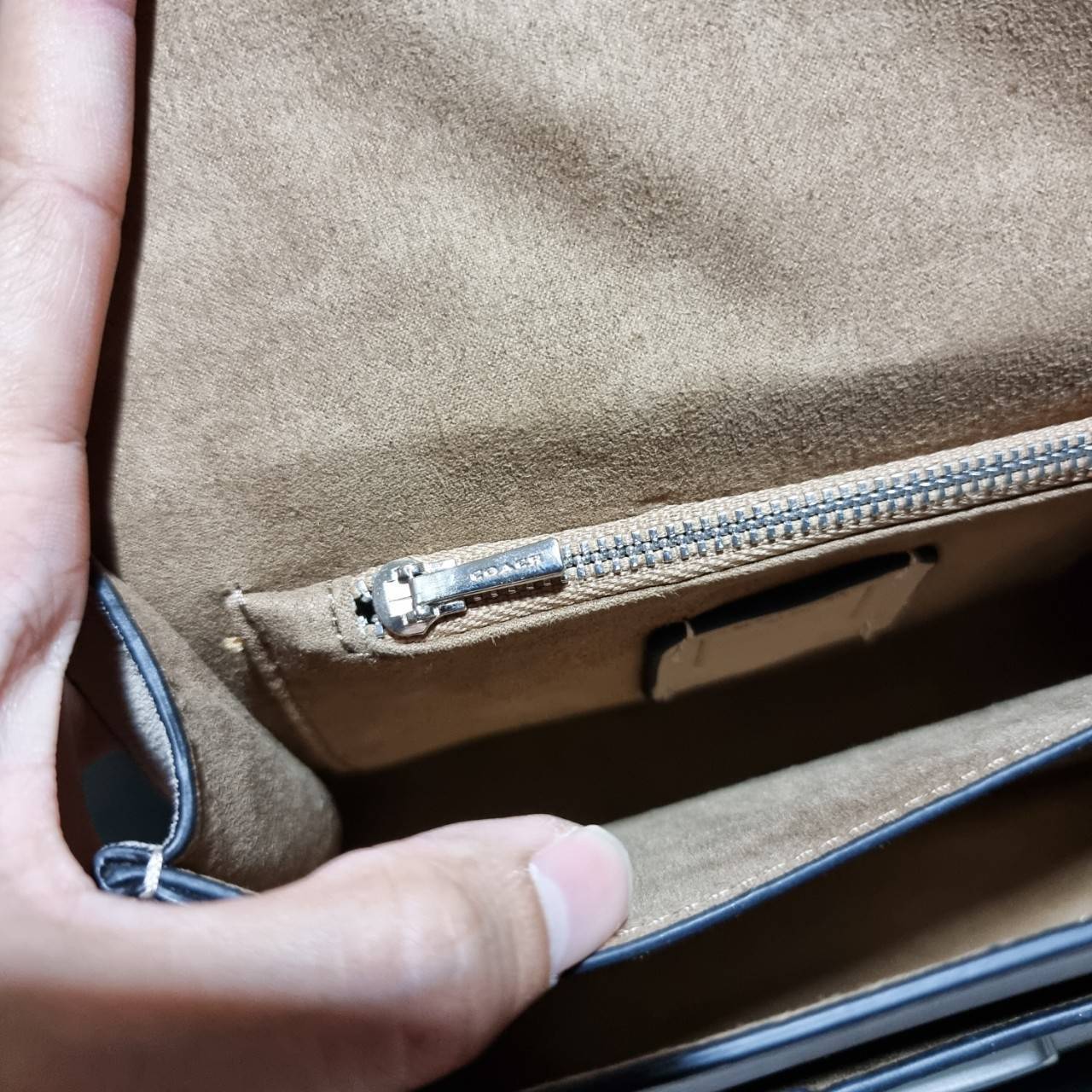 OUTLET 】COACH TABBY TOP HANDLE 20 LEATHER BAG หรูหรามากๆค่ะ สินค้าแนะนำ!! กระเป๋าถือ//สะพายข้างได้ วัสดุหนังแท้อย่างดี หนึ่งใบทำหนัง2แบบได้อย่างลงตัว สวยงาม มีอะไหล่ตัวC ใหญ่ด้านหน้าโดดเด่นหรูมากๆค่ะ 🔺เปิดปิดแบบกดล็อค ภายในมี2ช่องสำหรับใส่ของ สามา