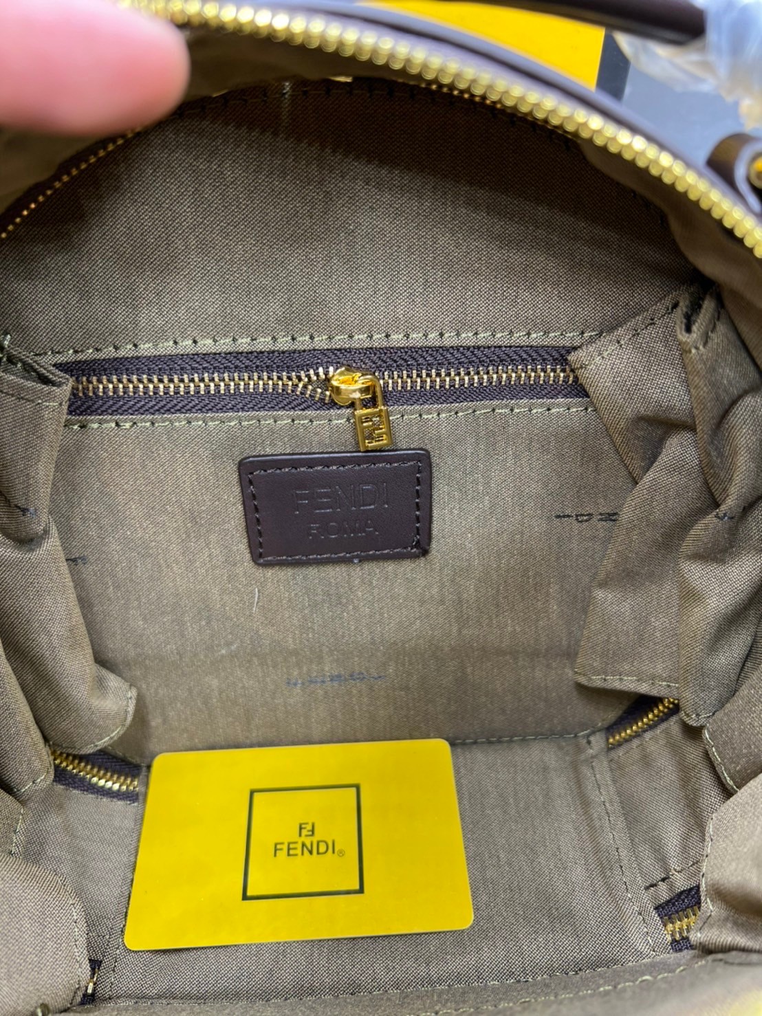 หนังแท้ FENDI CROSSBODY BAG / fendi circle bag / Fendi Round Monogram Crossbody Bag กระเป๋าสะพายทรงกลมสวยเด่น มีดีเทลเพิ่มความหรู ด้วยสีของอะไหล่ วัสดุหนังแคนวาสสลับหนังแท้ ภายในโล่งกว้าง มีช่องซิปแยกให้อีก ใช้งานง่าย พร้อมสายสะพาย 2 เส้น สายสะพายครอสปรับ