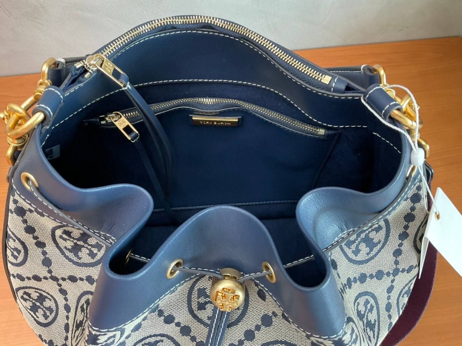 Tory burch t monogram jacquard drawstring hobo New Collection 2021 กระเป๋าถือและสะพายข้าง Monogram จาก tory burch ทำจากผ้าใบ jacquard ตัดด้วยหนังวัวแท้
